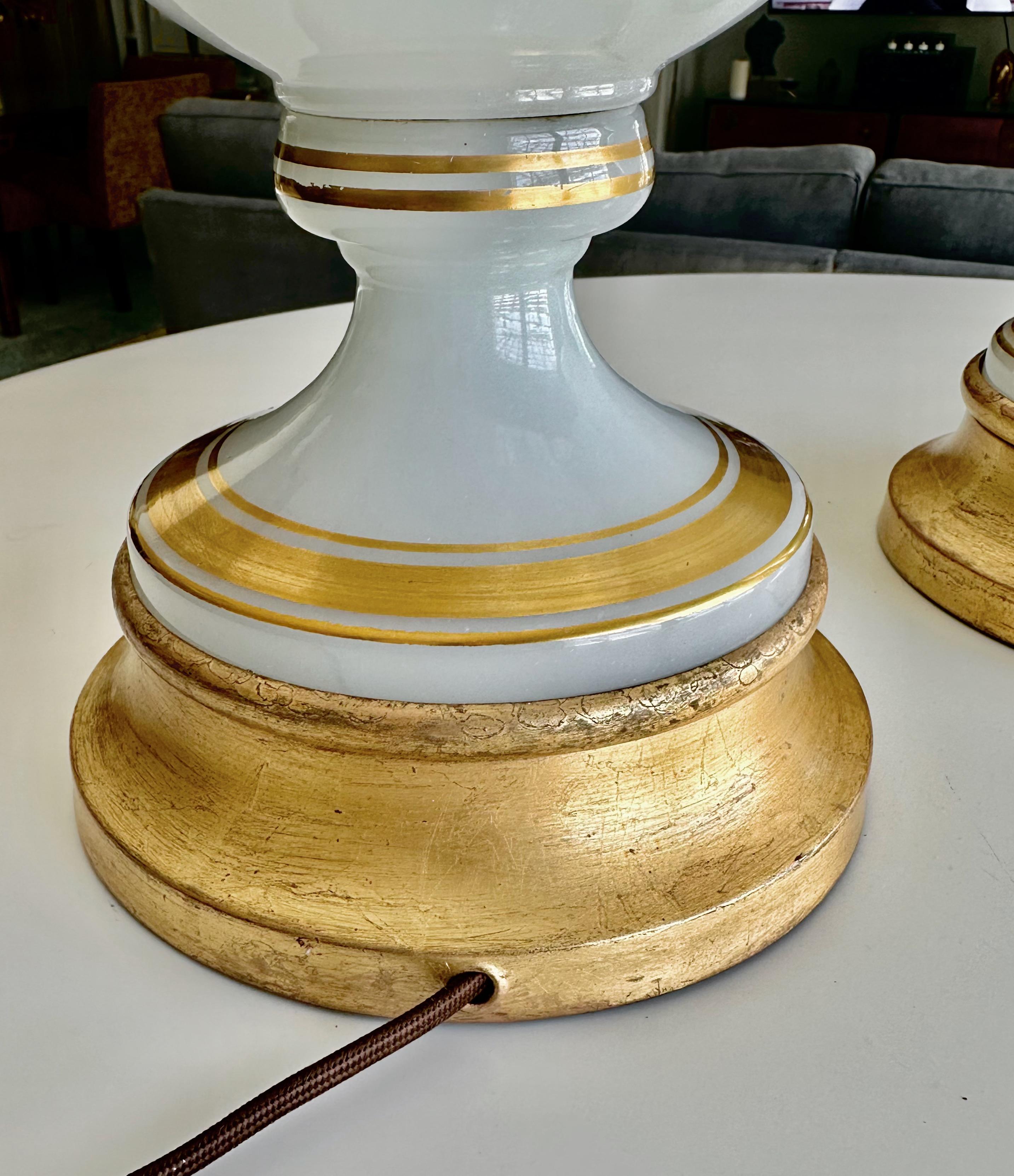 Paire de grandes lampes de bureau françaises en opaline blanche en vente 10