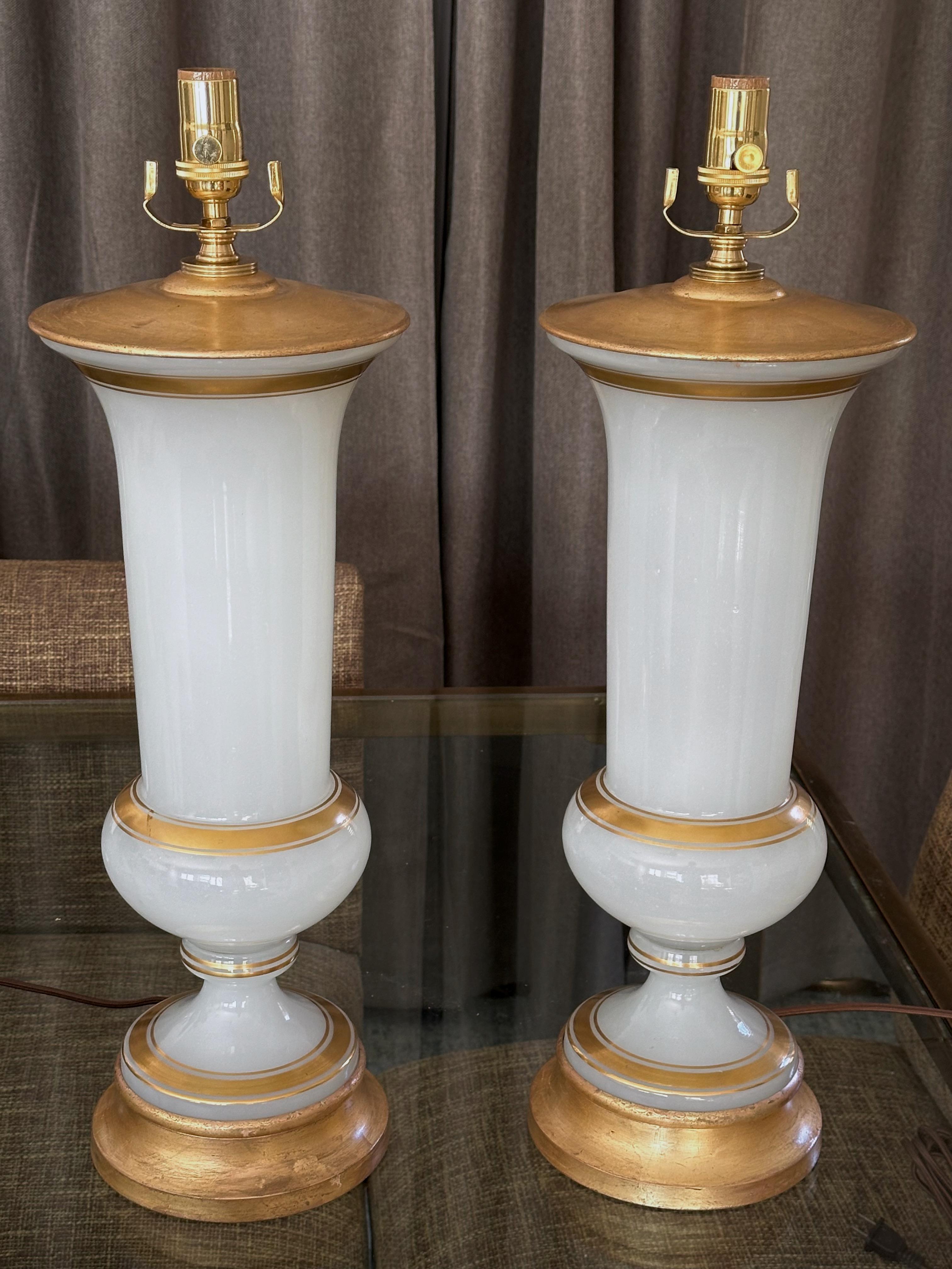 Paire de grandes lampes de bureau françaises en opaline blanche en vente 11
