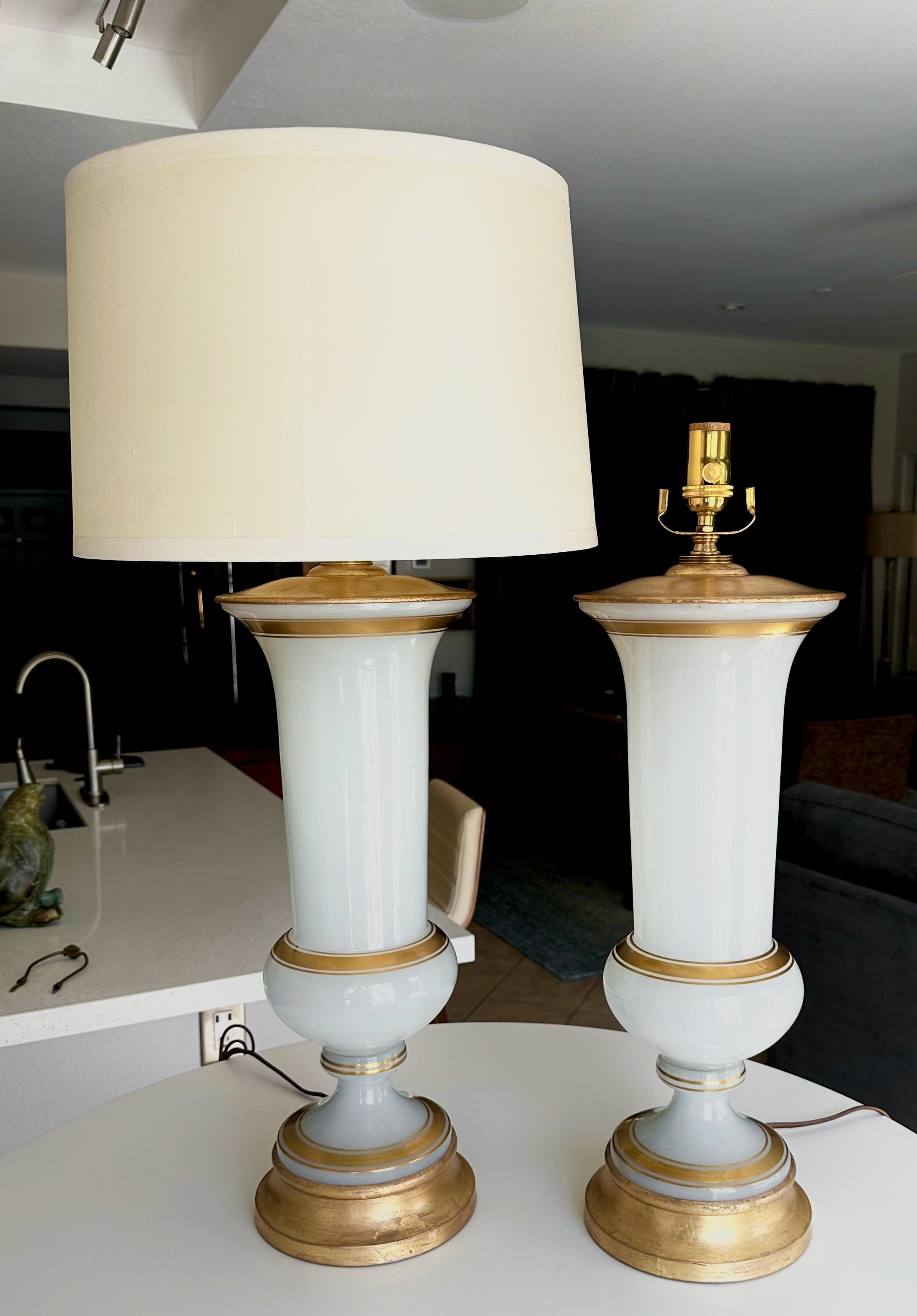 Paire de grandes lampes de bureau françaises en opaline blanche en vente 12