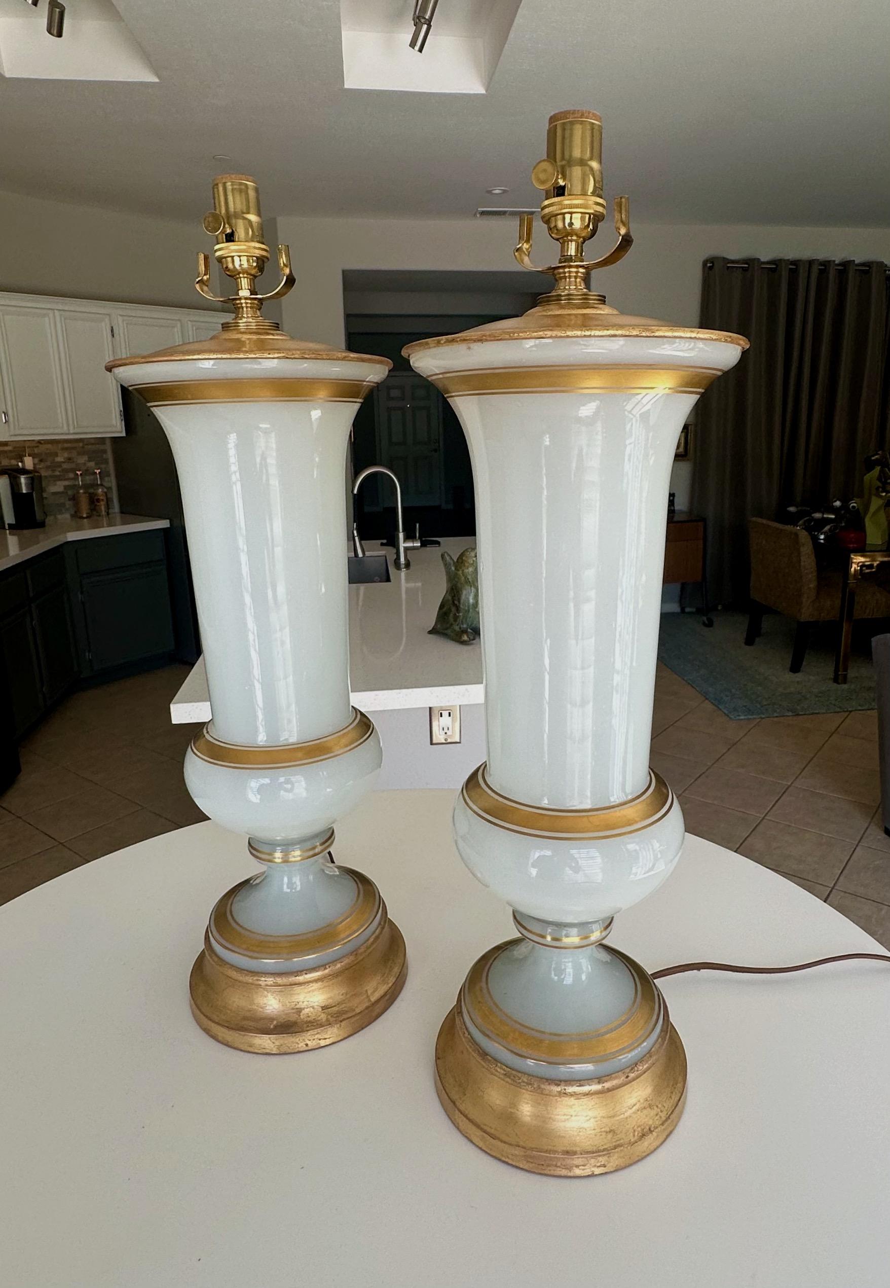 Français Paire de grandes lampes de bureau françaises en opaline blanche en vente