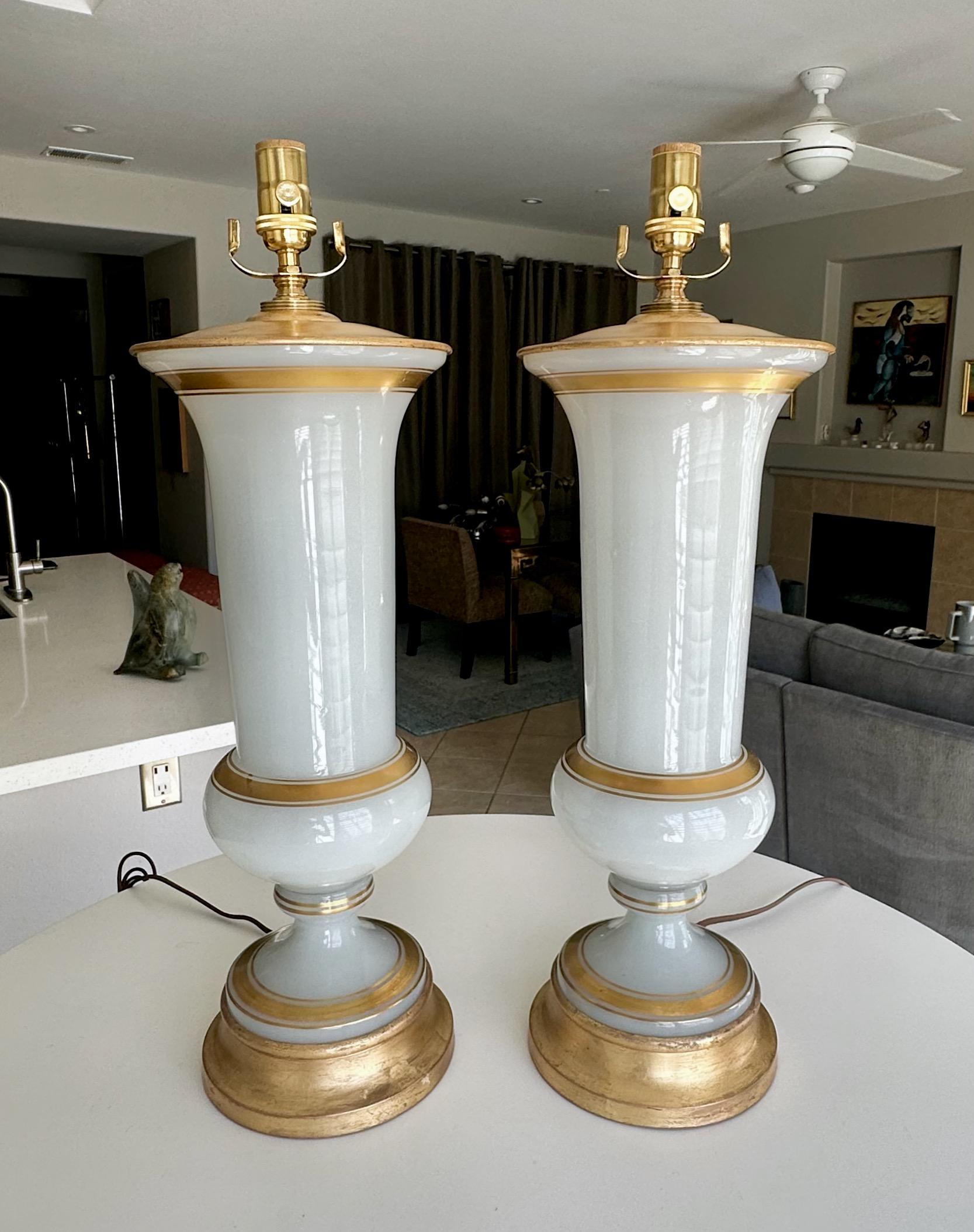Paire de grandes lampes de bureau françaises en opaline blanche Bon état - En vente à Palm Springs, CA