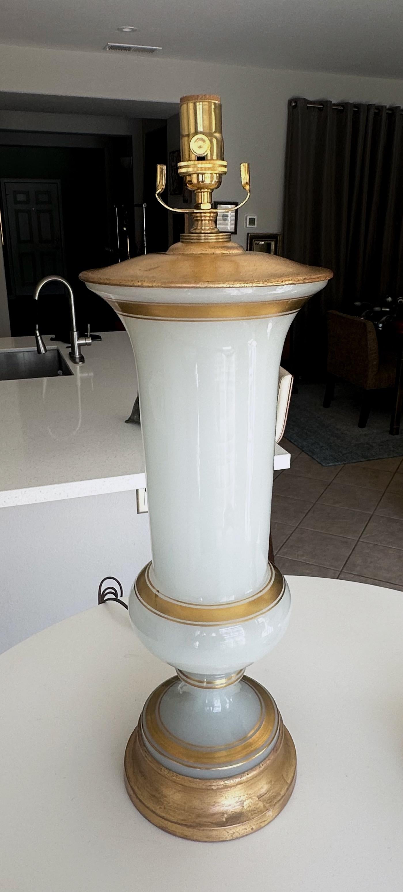 20ième siècle Paire de grandes lampes de bureau françaises en opaline blanche en vente