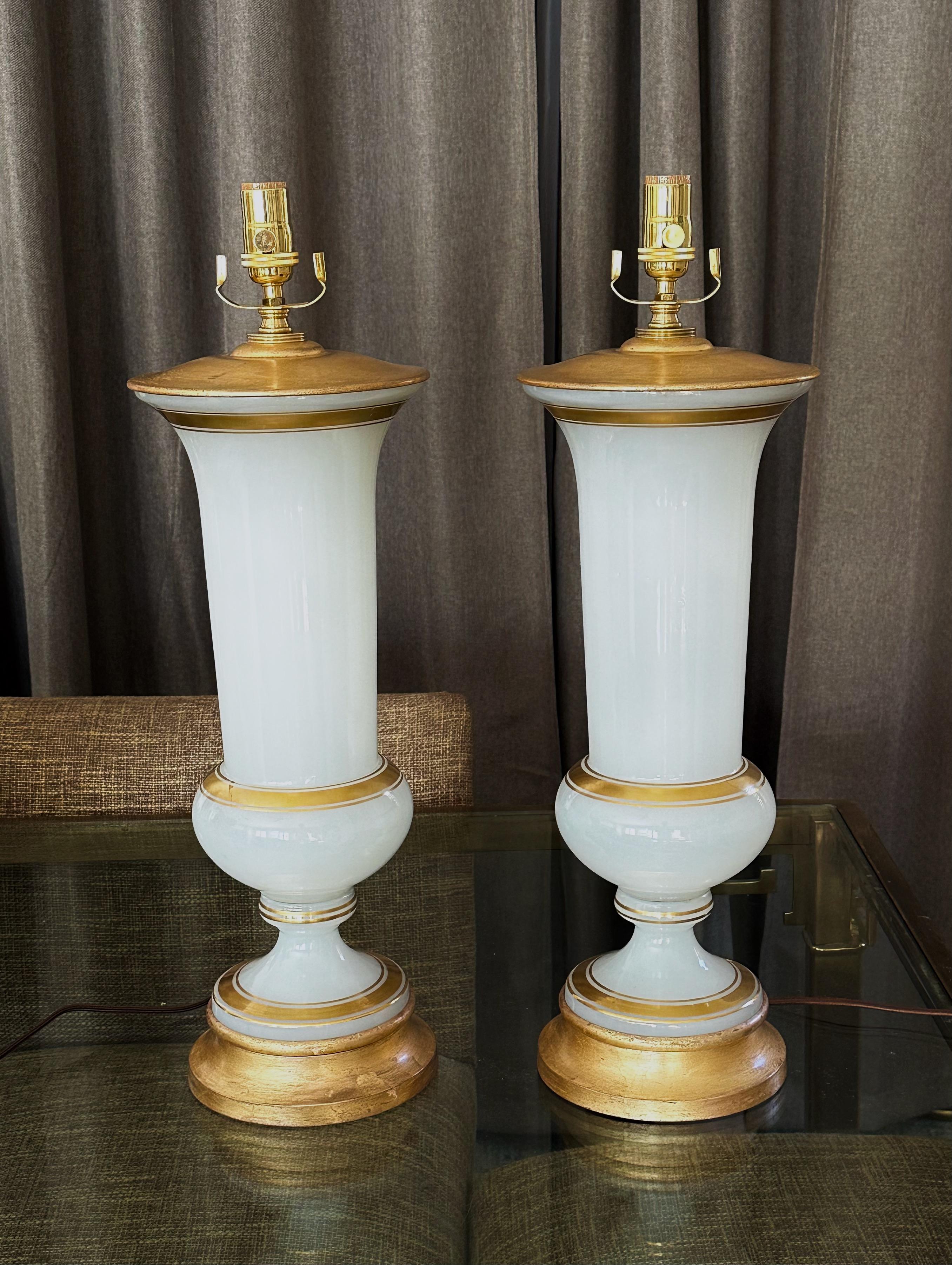 Laiton Paire de grandes lampes de bureau françaises en opaline blanche en vente