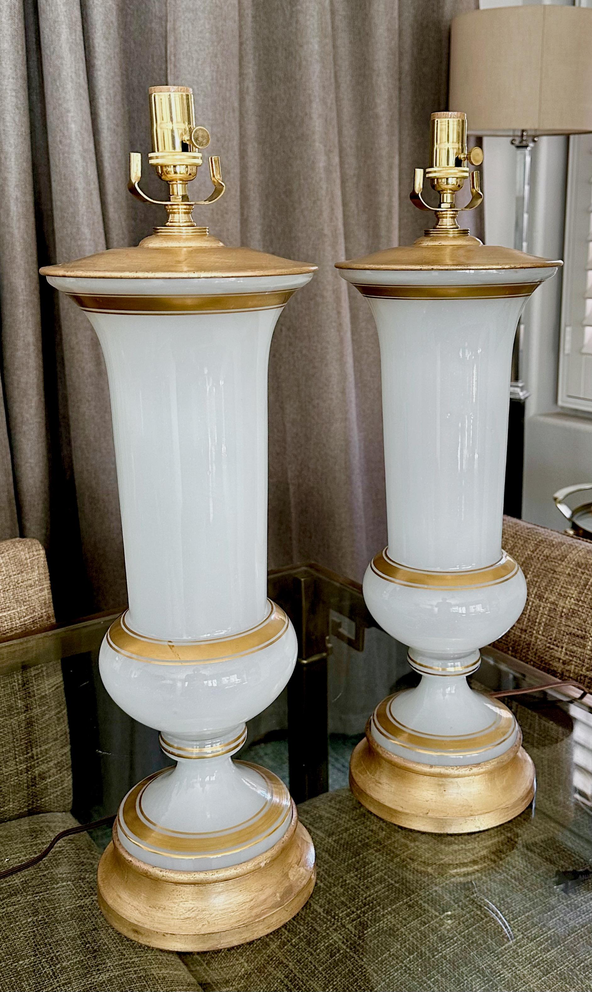 Paire de grandes lampes de bureau françaises en opaline blanche en vente 1