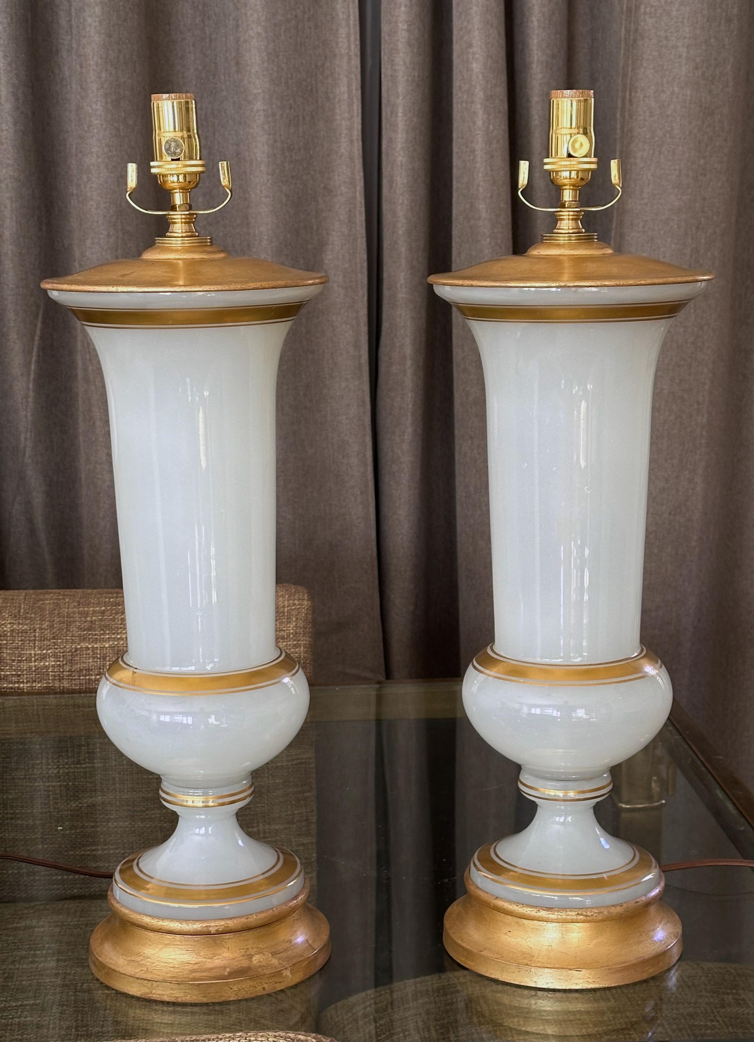Paire de grandes lampes de bureau françaises en opaline blanche en vente 2