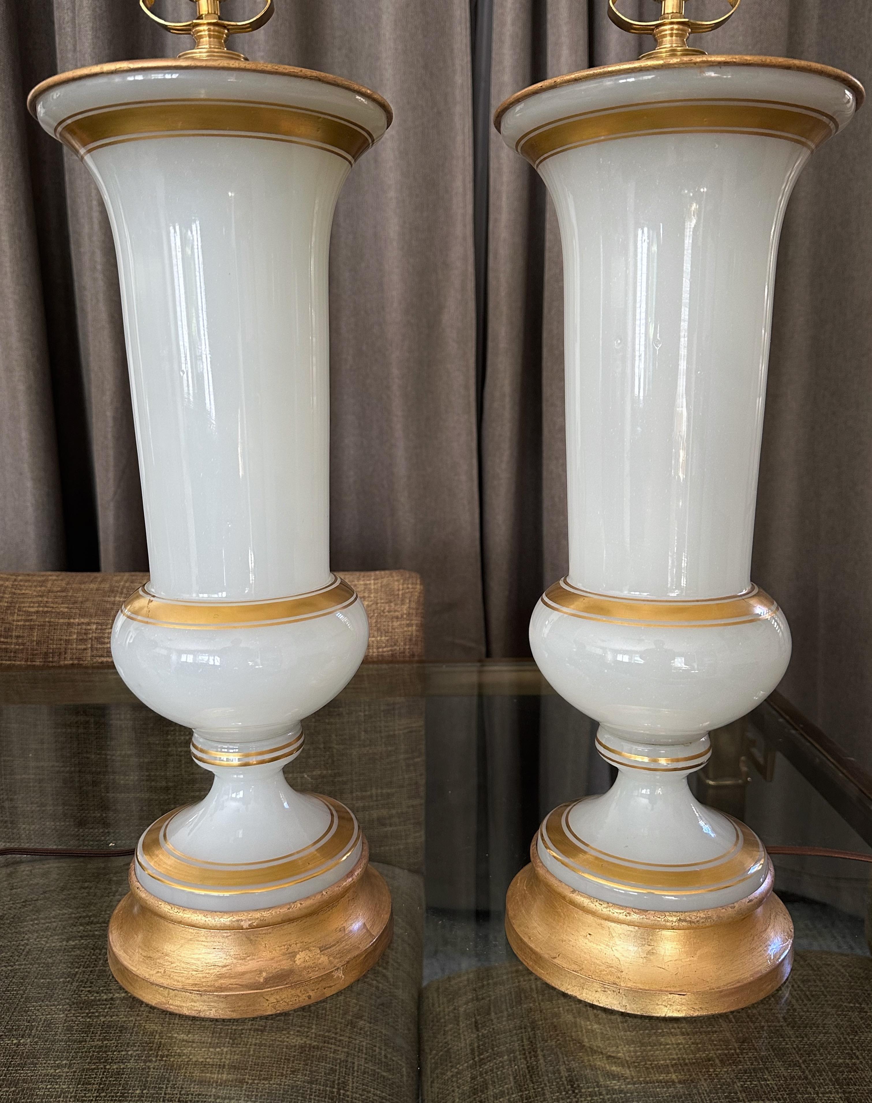 Paire de grandes lampes de bureau françaises en opaline blanche en vente 3