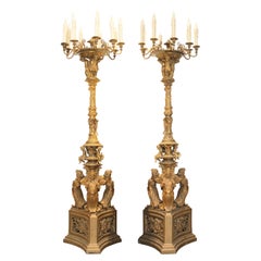 Paar hohe 8-flammige Fackeln aus vergoldeter Bronze, dekoriert mit Figuren