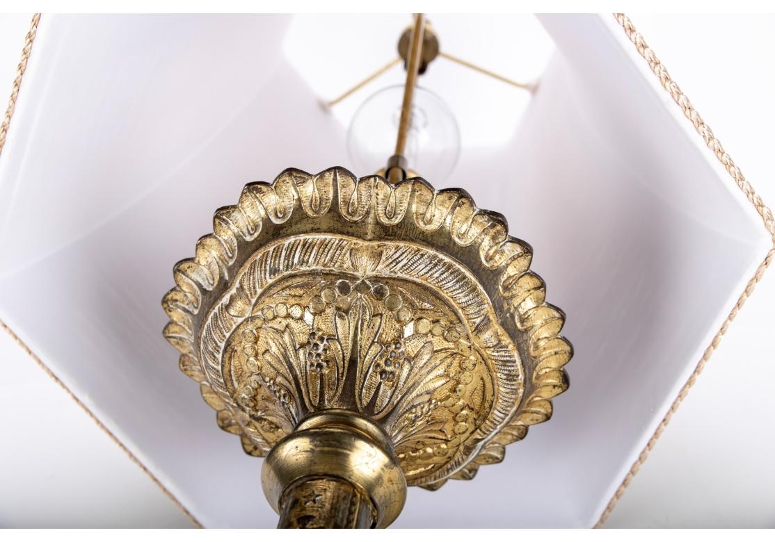 Paar hohe Altar-Kerzenleuchter aus vergoldeter Bronze als Lampen im Angebot 2