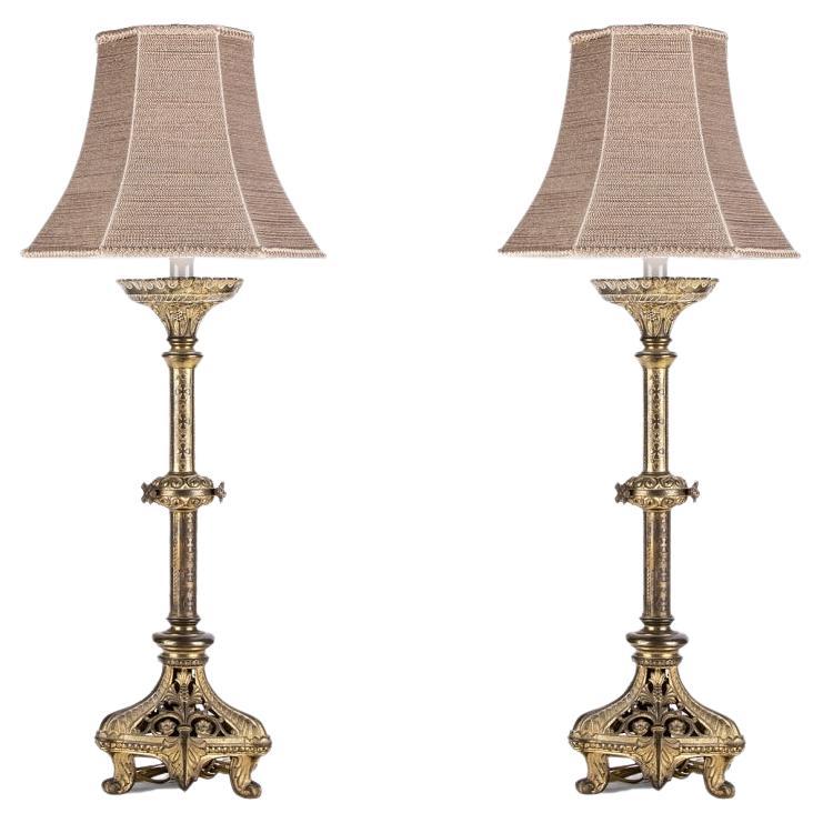 Paire de grands chandeliers d'autel en bronze doré convertis en lampes