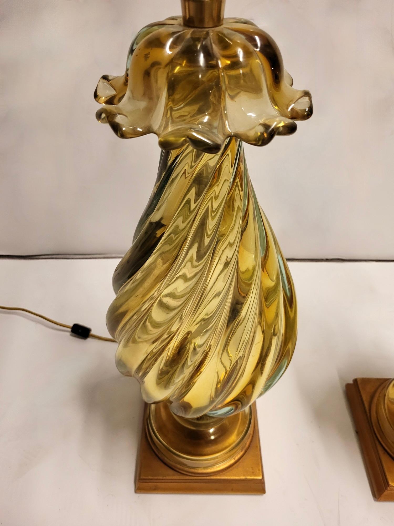 Paire de lampes de table en verre jaune-vert en excellent état vintage, les corps des lampes sont montés sur un socle en bois doré. Vendu sans abat-jour. La hauteur totale entre le bas de la base et le haut de la harpe actuelle est de 37