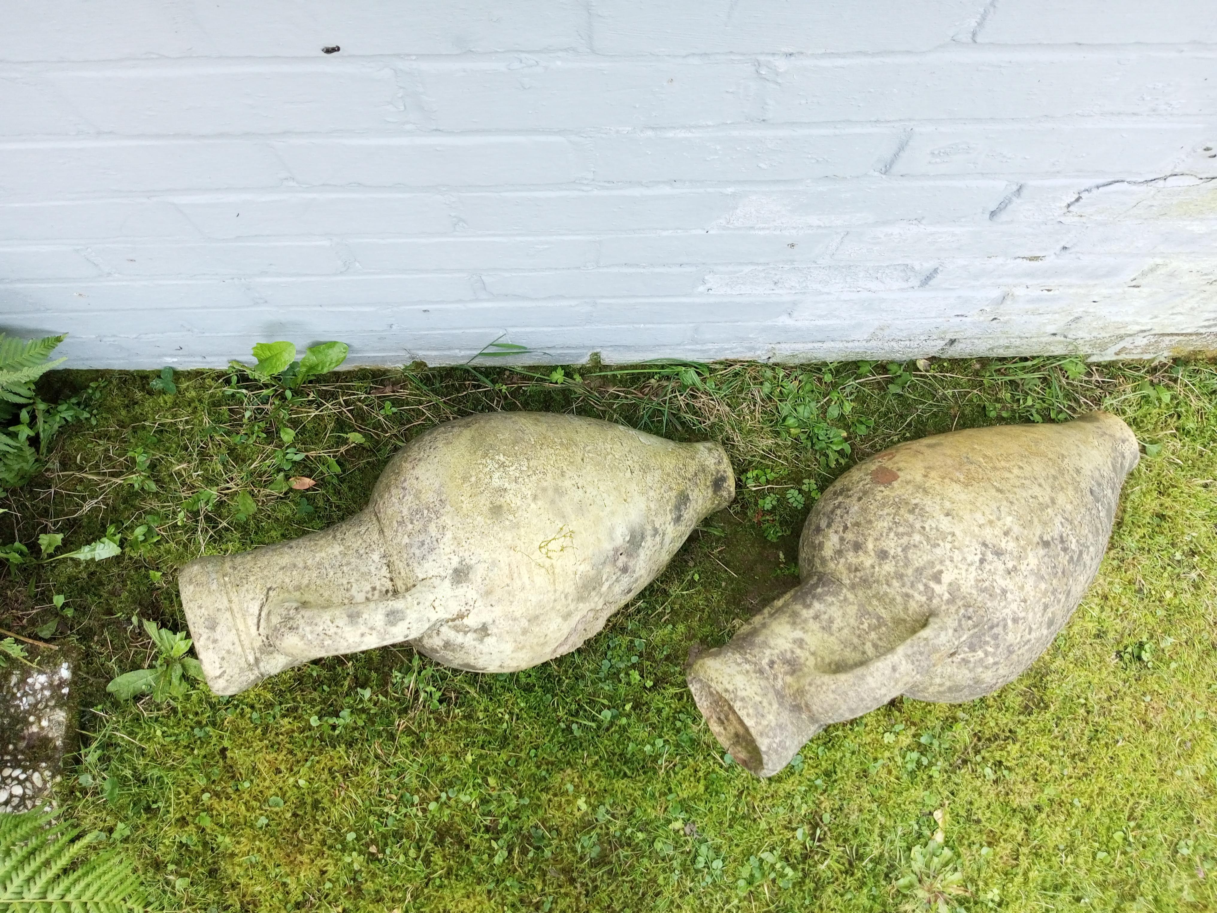 20ième siècle Paire de grands vases jardiniers Amphora en terre cuite de style grec en vente
