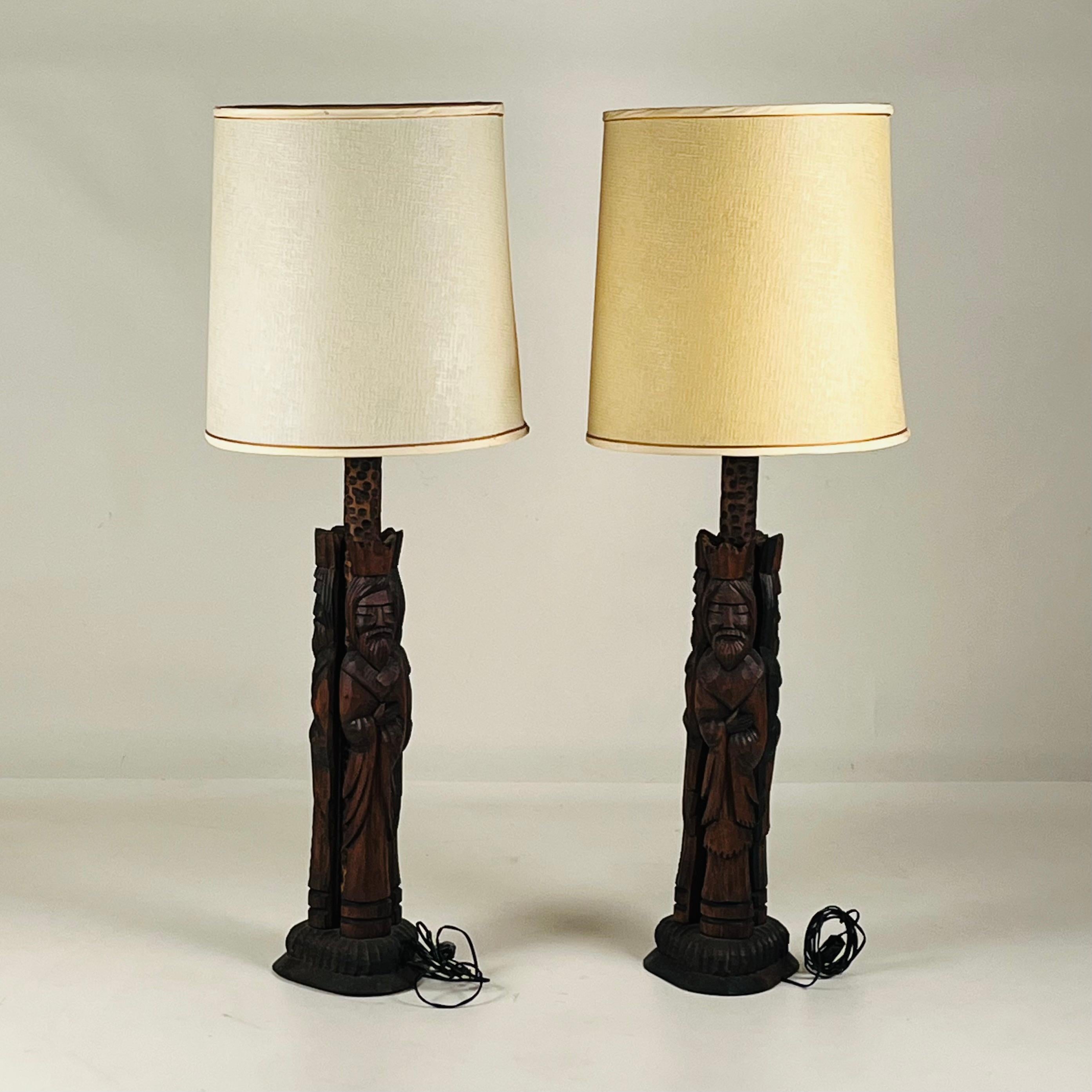 Colonial espagnol Paire de grandes lampes d'Espagne en bois sculpté à la main avec abat-jour d'origine en vente