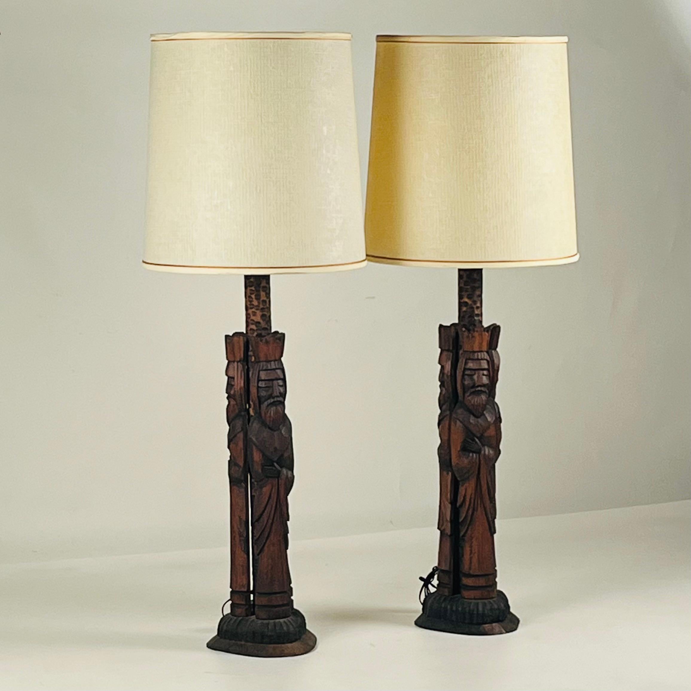 Espagnol Paire de grandes lampes d'Espagne en bois sculpté à la main avec abat-jour d'origine en vente