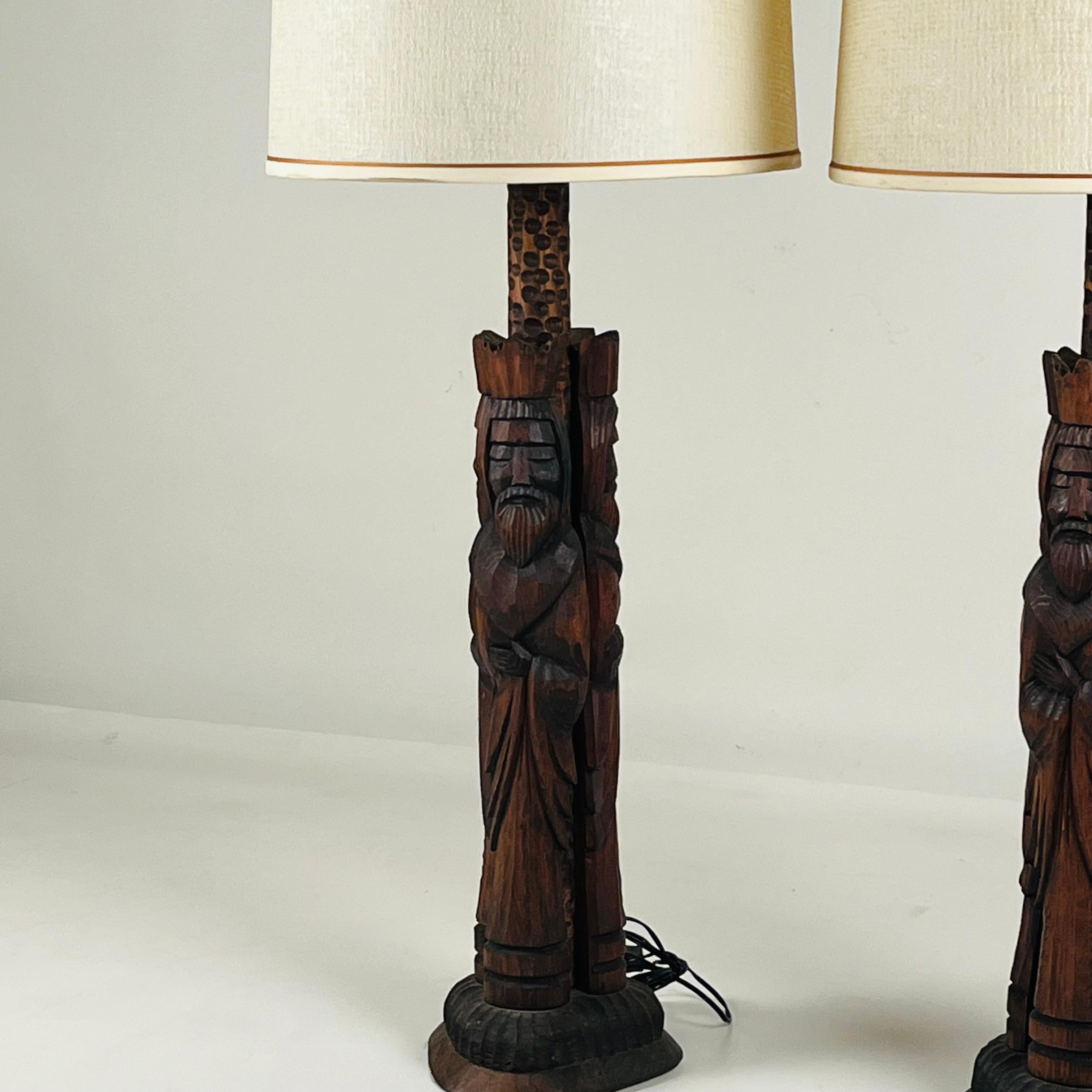 Sculpté à la main Paire de grandes lampes d'Espagne en bois sculpté à la main avec abat-jour d'origine en vente
