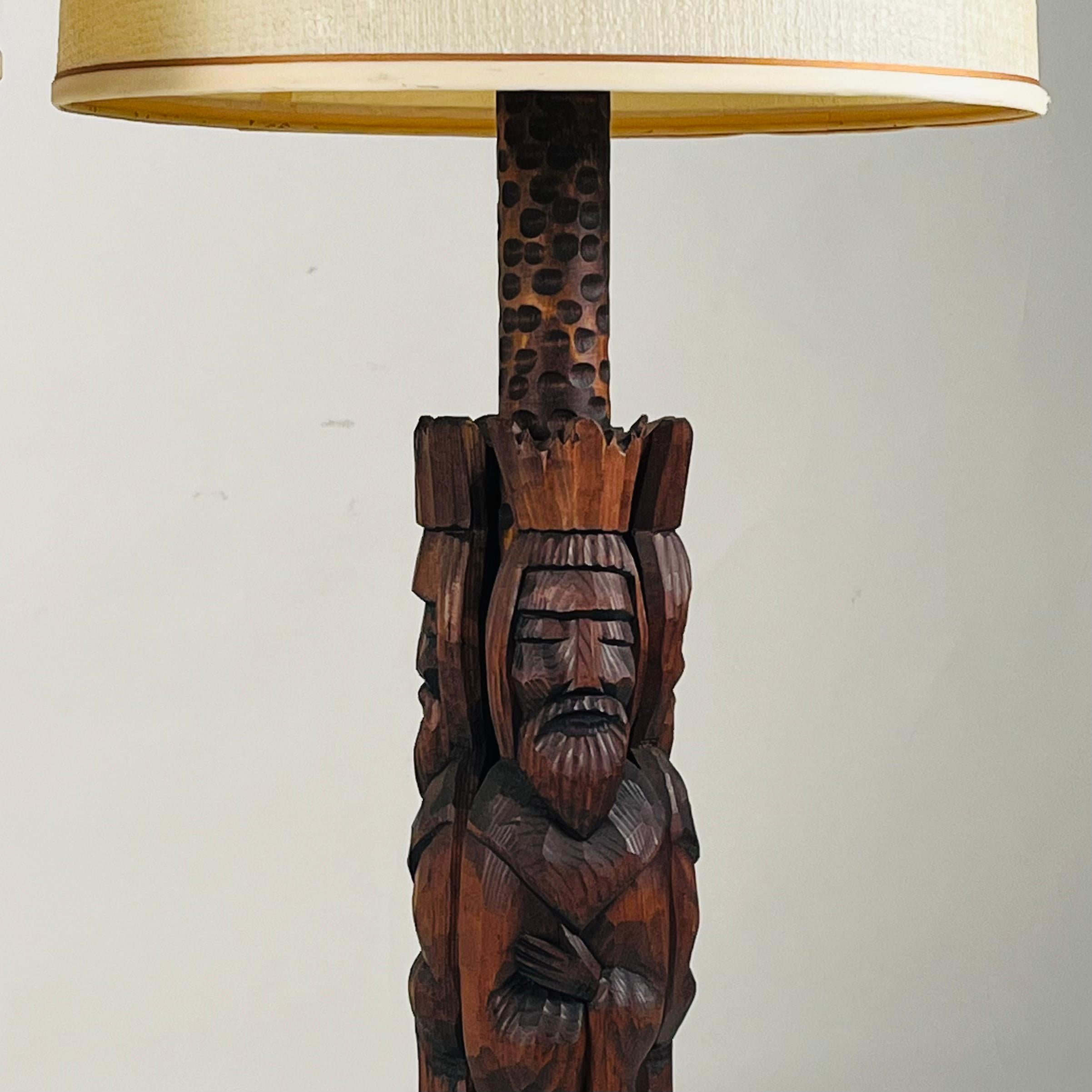 Paire de grandes lampes d'Espagne en bois sculpté à la main avec abat-jour d'origine Bon état - En vente à Los Angeles, CA