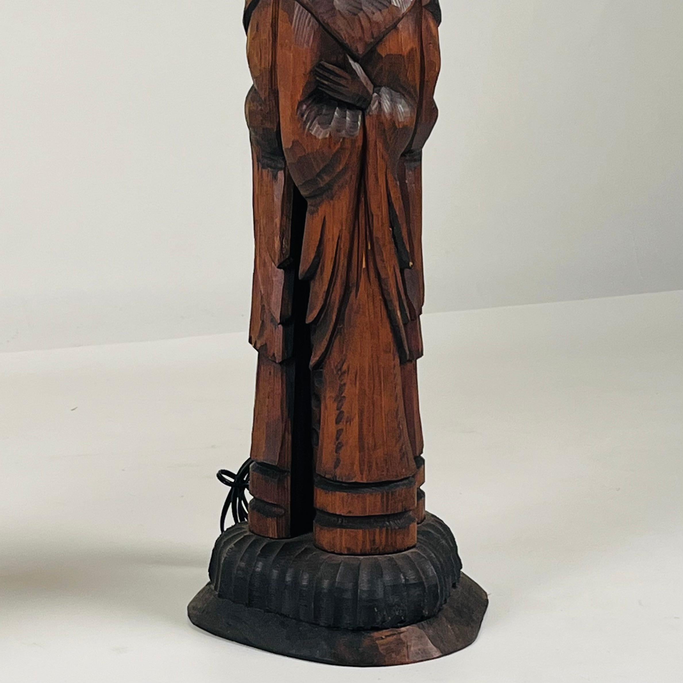 Bois Paire de grandes lampes d'Espagne en bois sculpté à la main avec abat-jour d'origine en vente