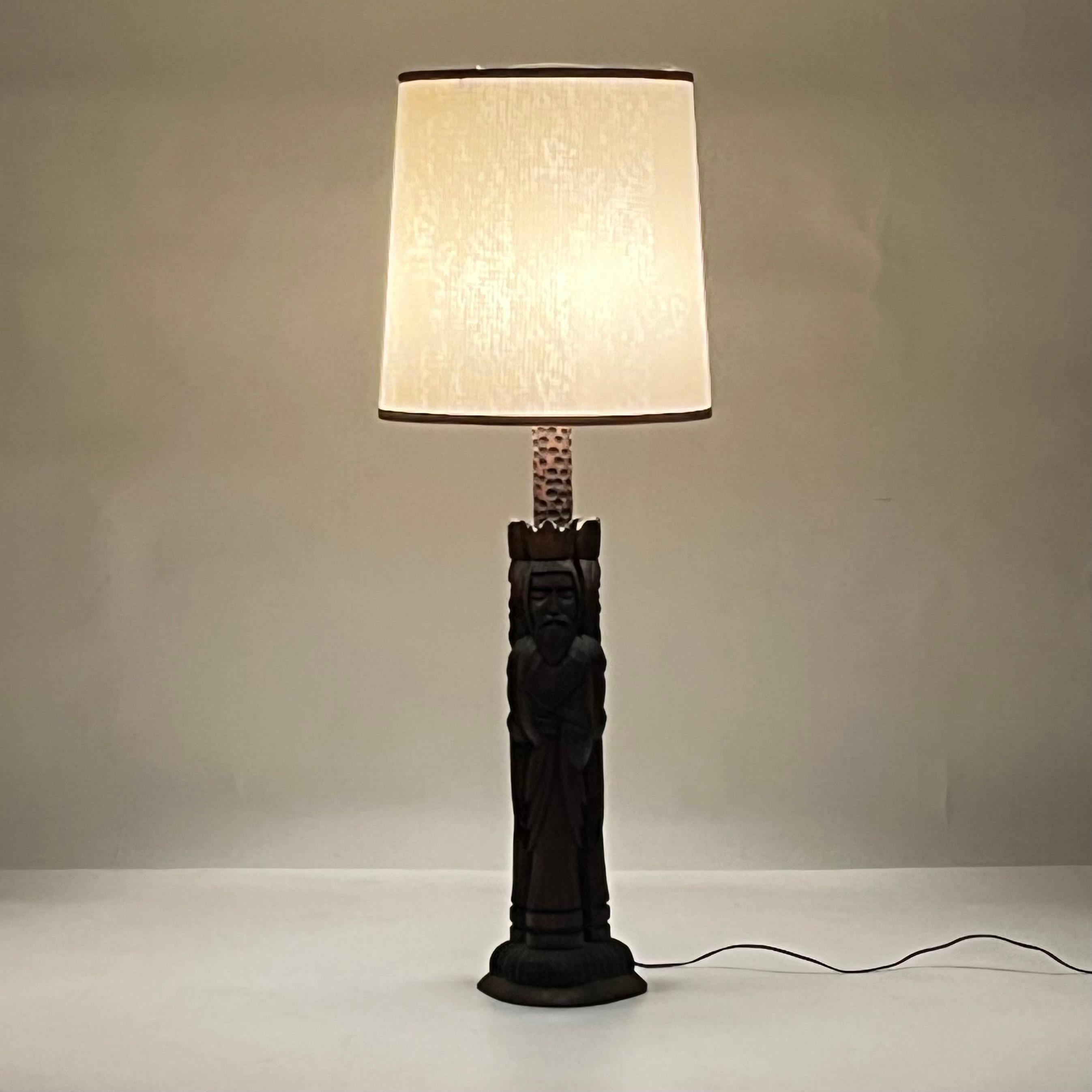 Paire de grandes lampes d'Espagne en bois sculpté à la main avec abat-jour d'origine en vente 1