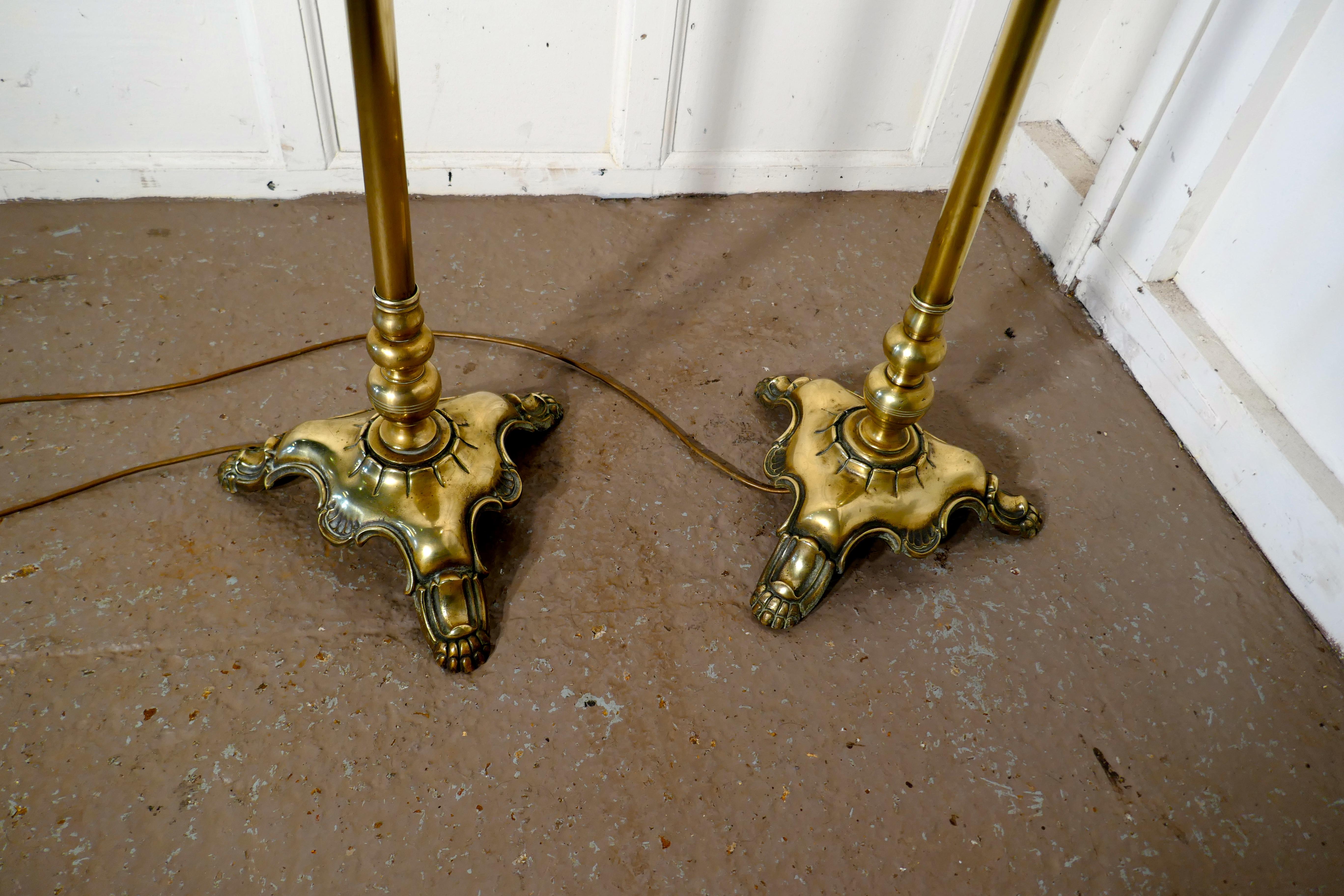 Pair of Tall Heavy Floor Lamps, Brass Arts & Crafts Standard Lamps im Zustand „Gut“ in Chillerton, Isle of Wight
