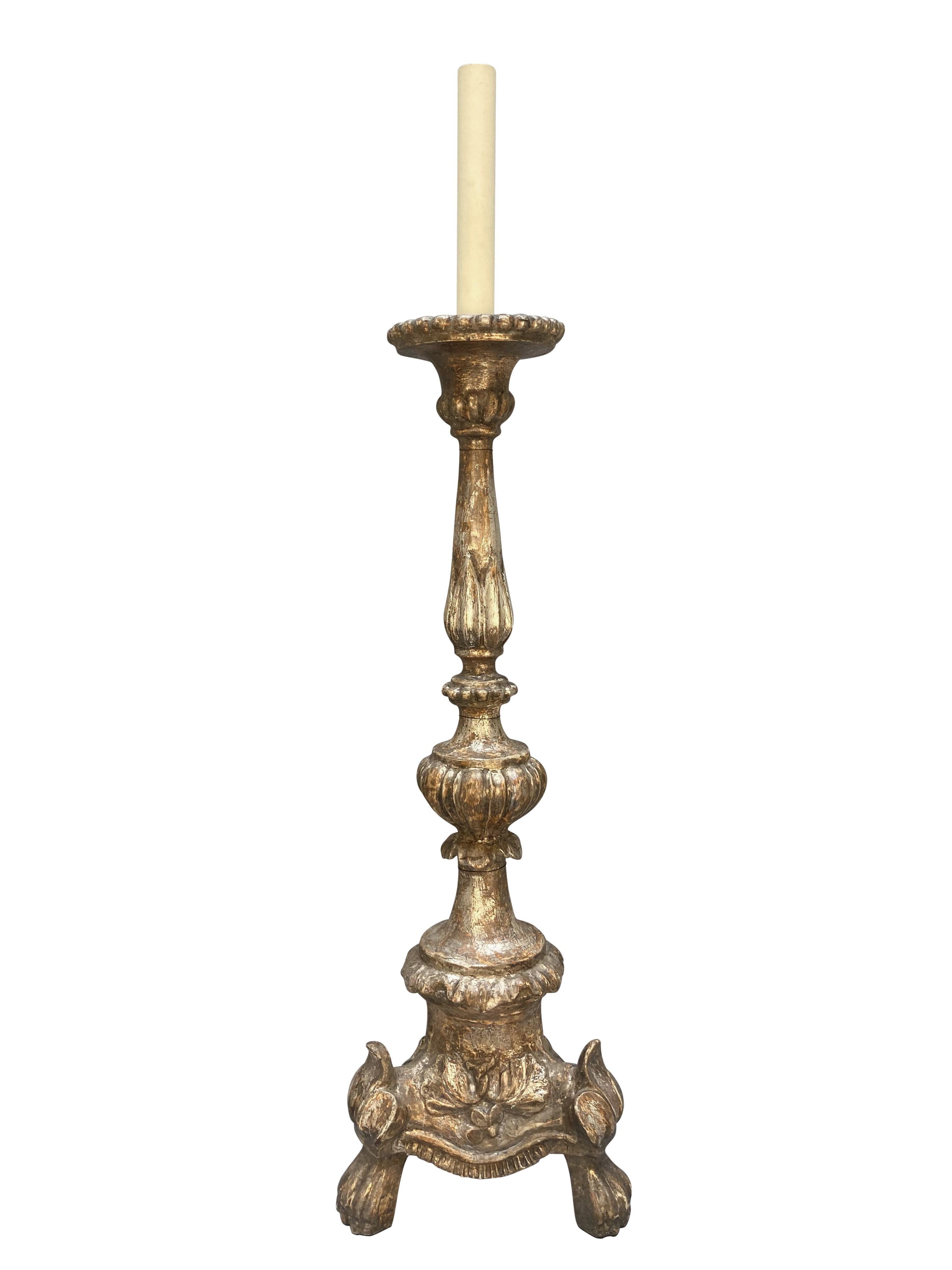 Coppia di lampade a candeliere italiane della fine del XVIII secolo, intagliate e con foglie d'argento.