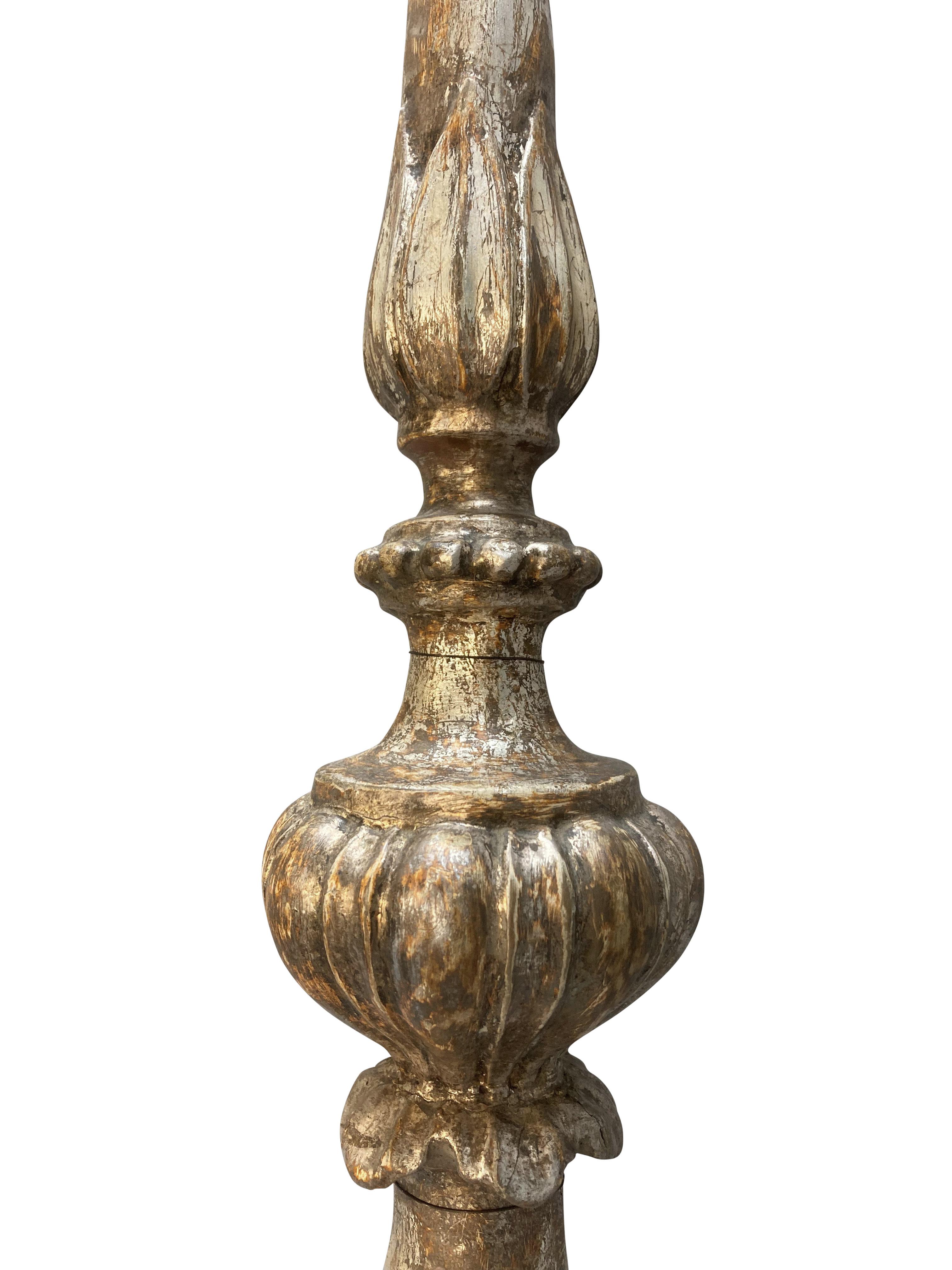 Italiano Coppia di alte lampade a candeliere in foglia d'argento italiane del XVIII secolo in vendita