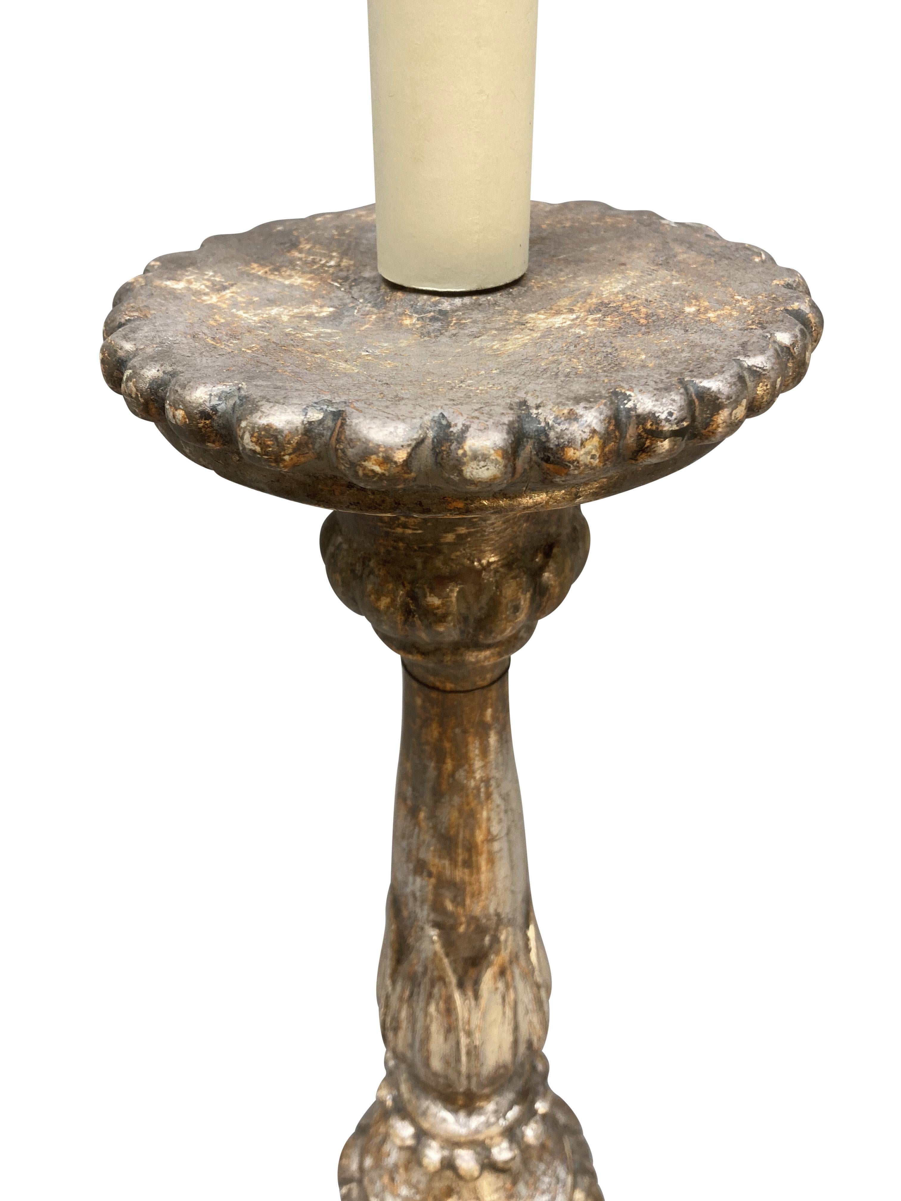 Coppia di alte lampade a candeliere in foglia d'argento italiane del XVIII secolo In condizioni buone in vendita a Kent, Dover