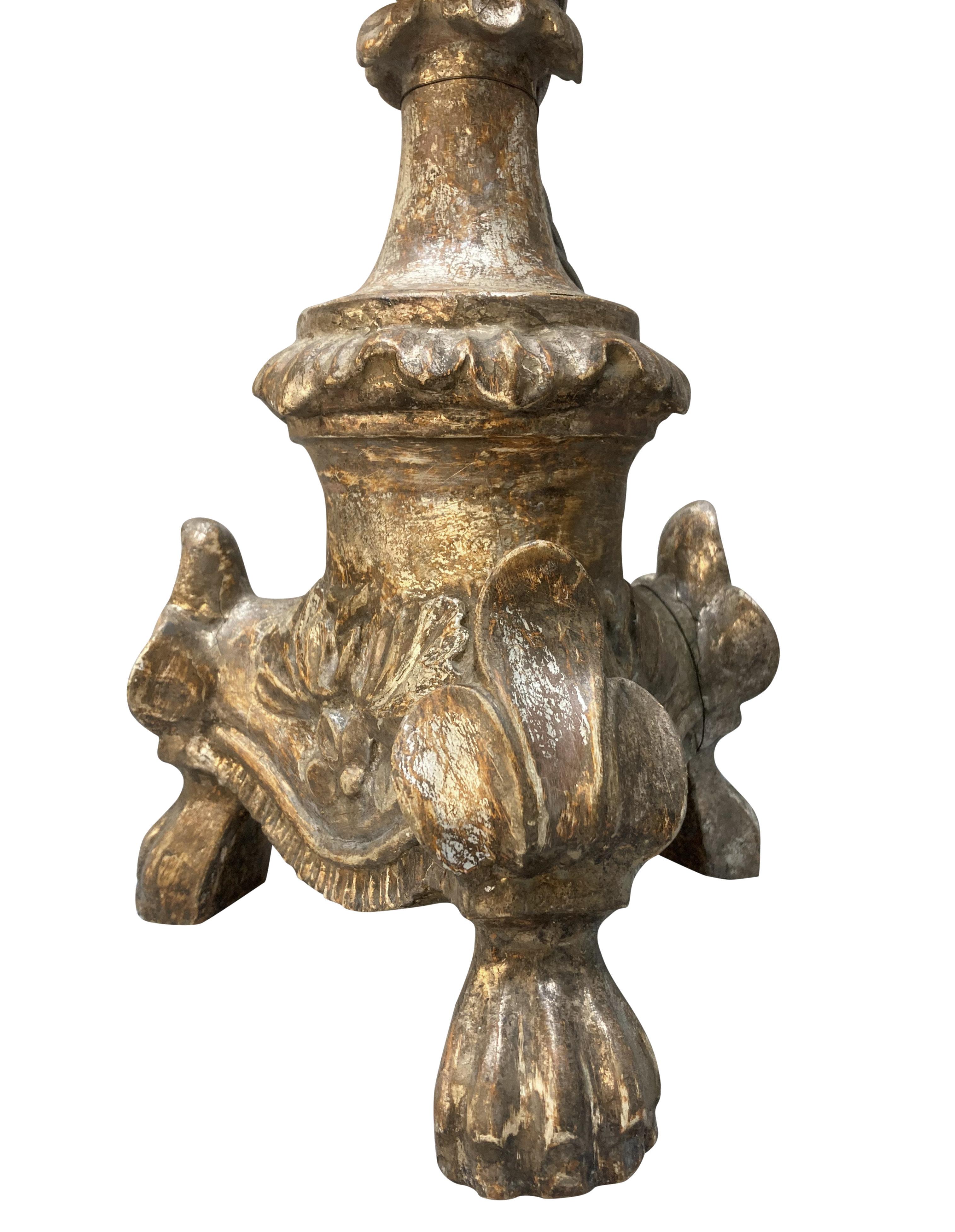 Fine XVIII secolo Coppia di alte lampade a candeliere in foglia d'argento italiane del XVIII secolo in vendita