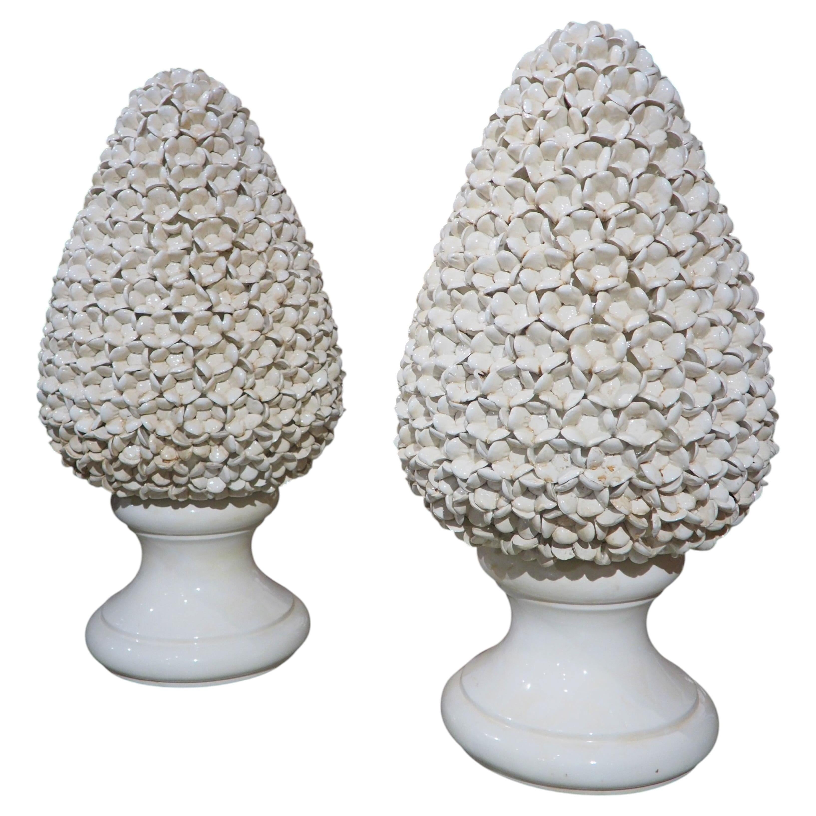 Paire de hauts topiaires pyramidaux italiens en Creamware, H-28 inches en vente