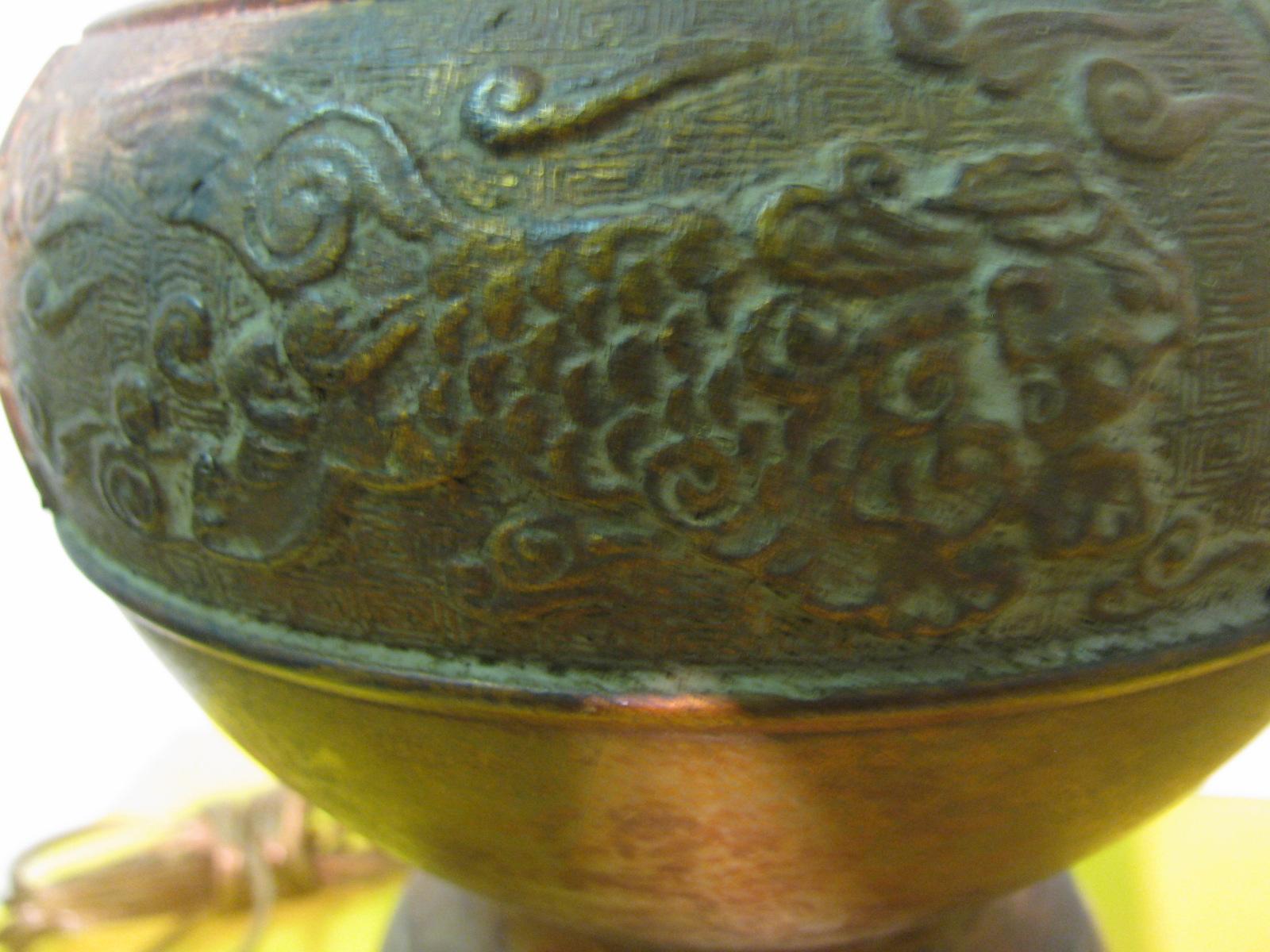 Pareja de lámparas de sobremesa japonesas altas de mediados de siglo patinadas en bronce Latón en venta