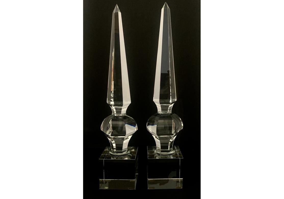 Paire de grands obélisques cristallins à facettes, montés sur des socles carrés. Pad en feutre sous la base.

Dimensions : 3 7/8