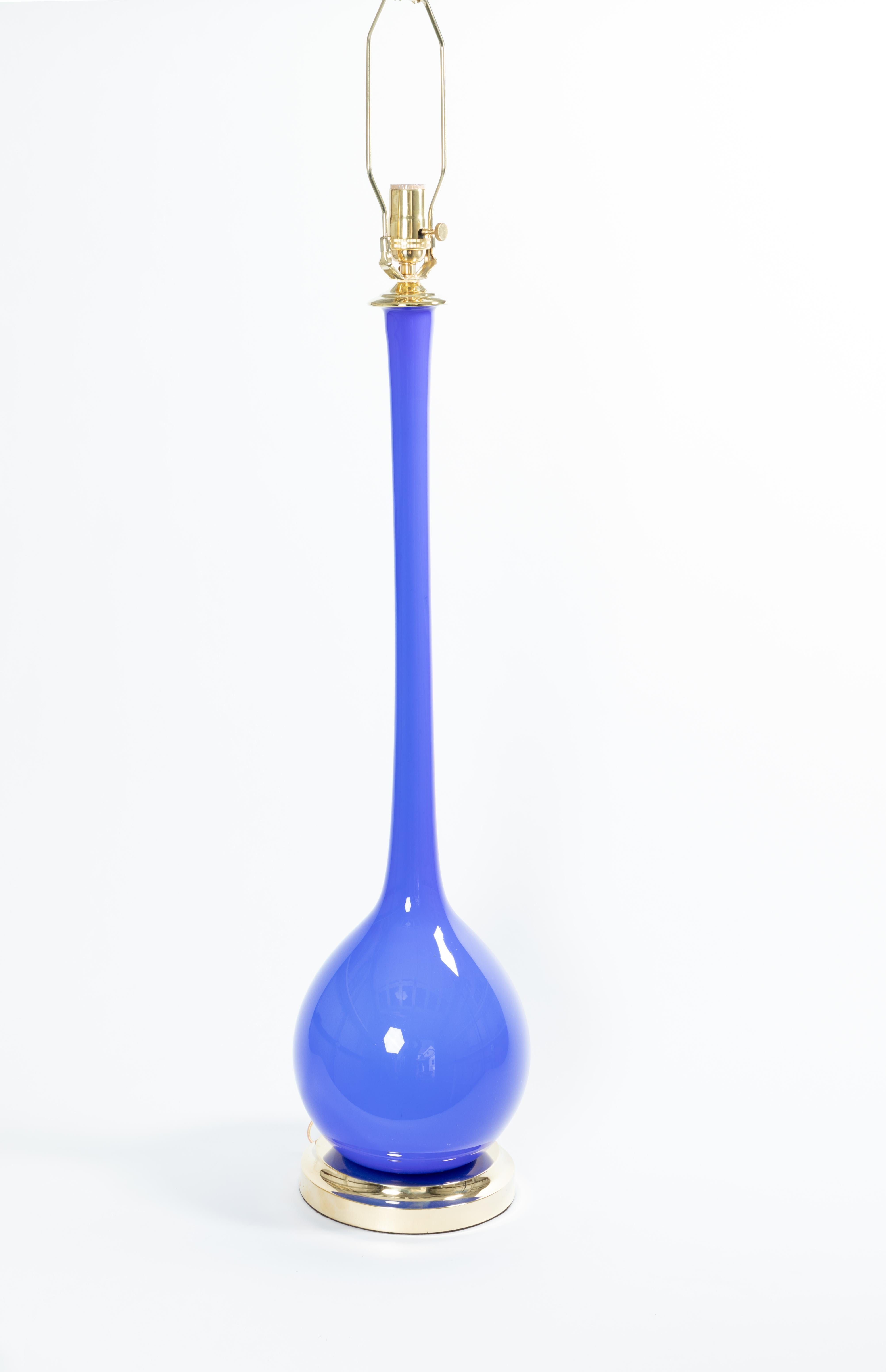 Mid-Century Modern Paire de grandes lampes de table en verre de Murano bleu à long cou avec détails en laiton en vente