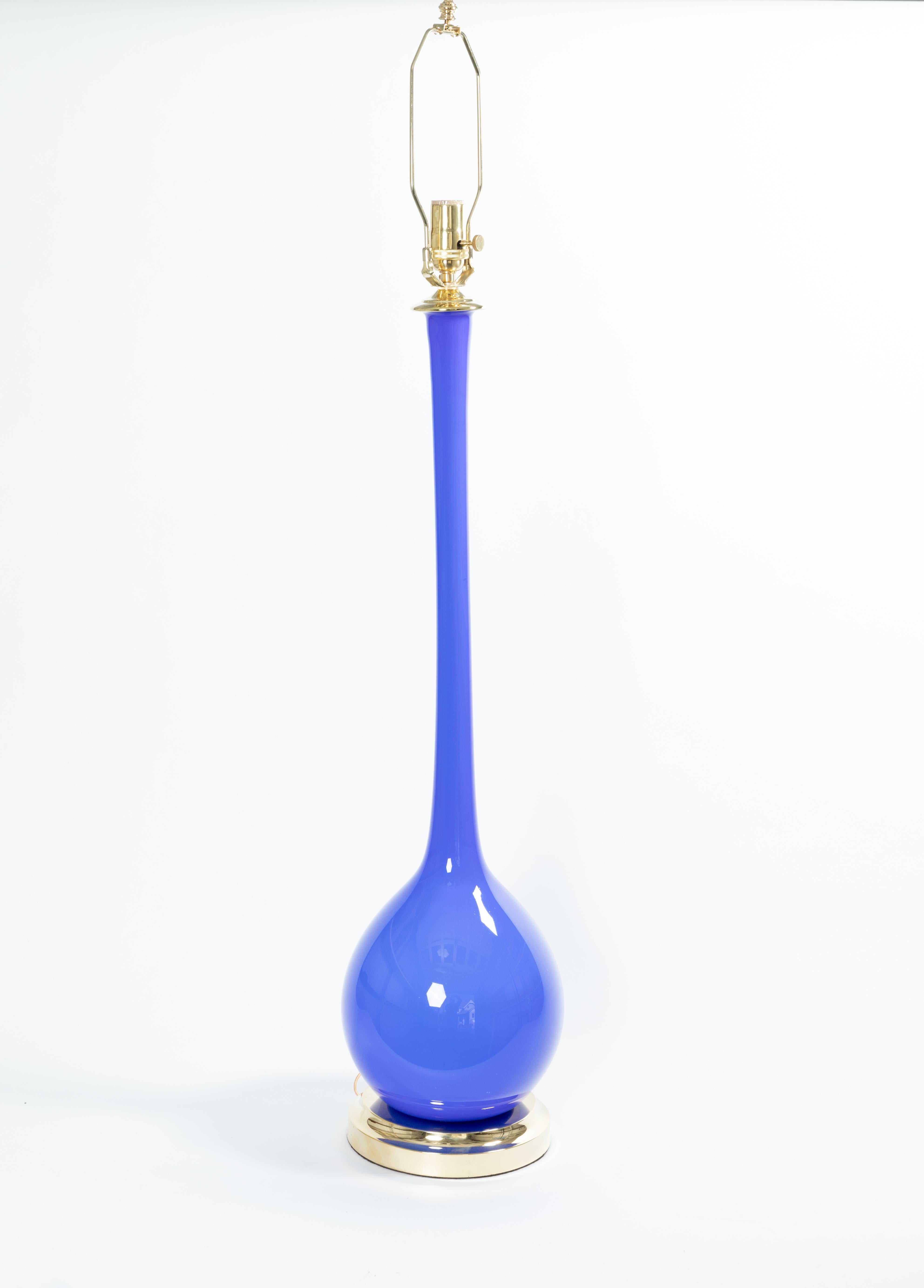 italien Paire de grandes lampes de table en verre de Murano bleu à long cou avec détails en laiton en vente