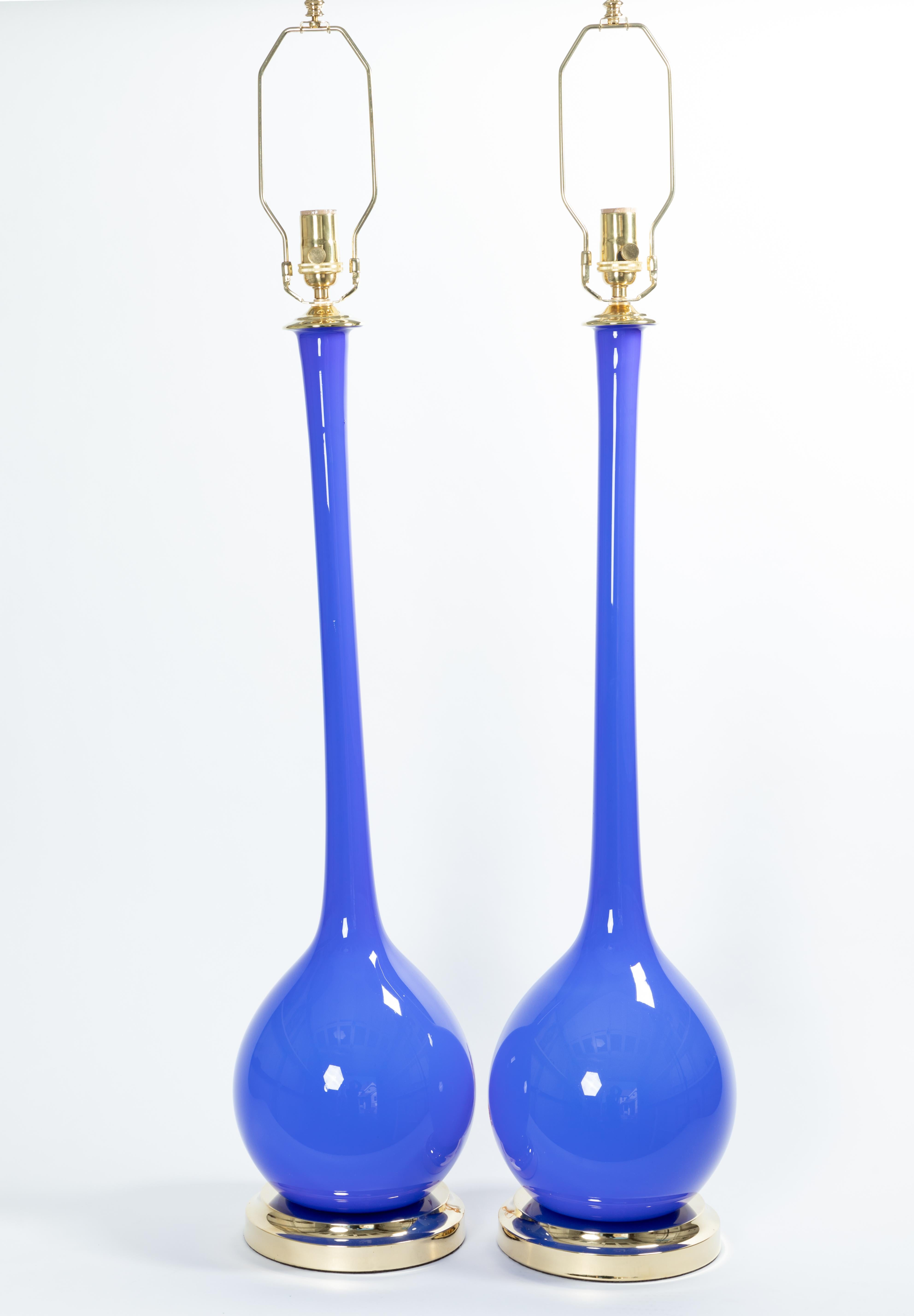 Paire de lampes de table en verre de Murano bleu à long col, avec des détails en laiton.