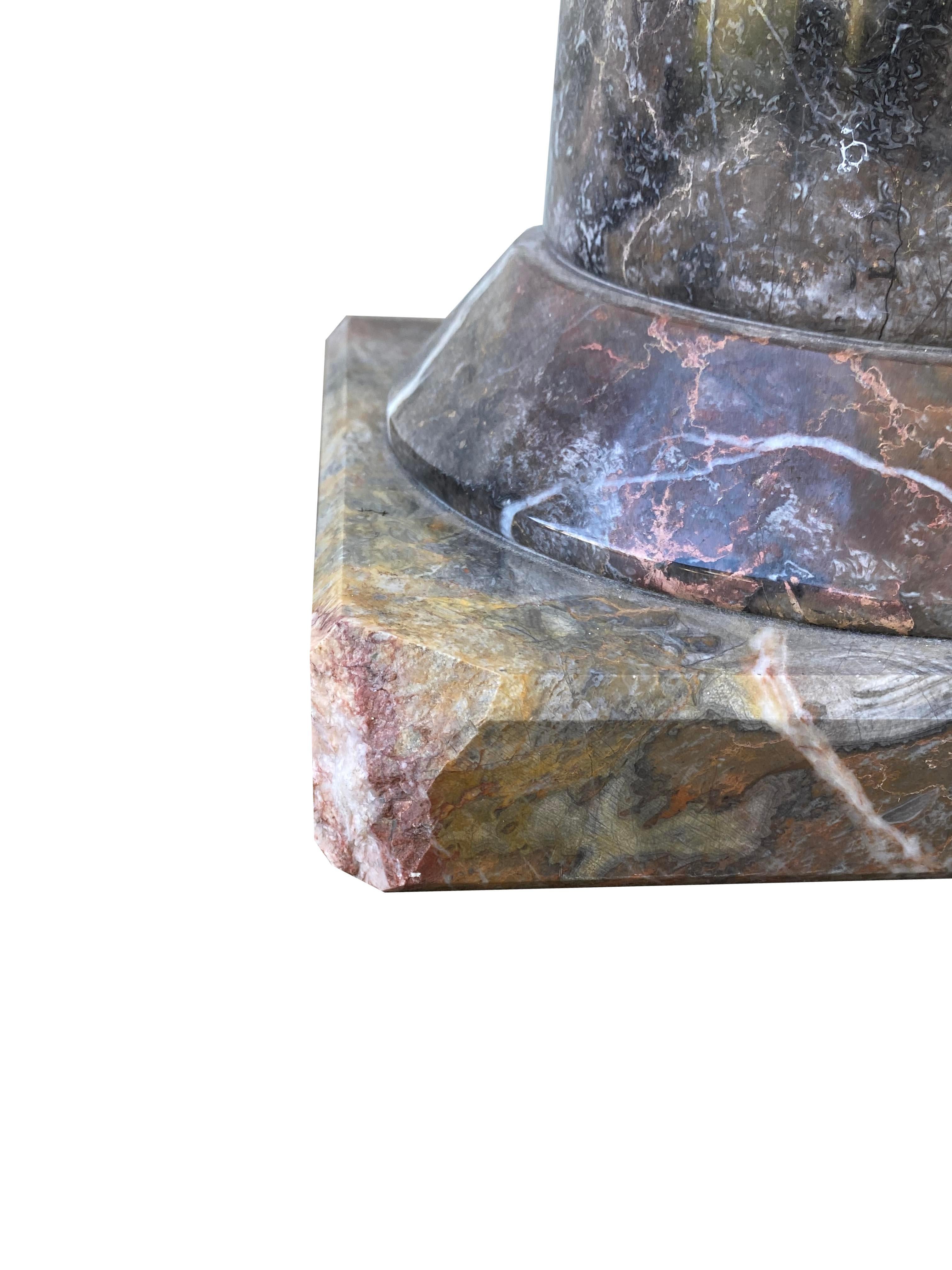 Paire de hauts piédestaux à colonnes en marbre en vente 5