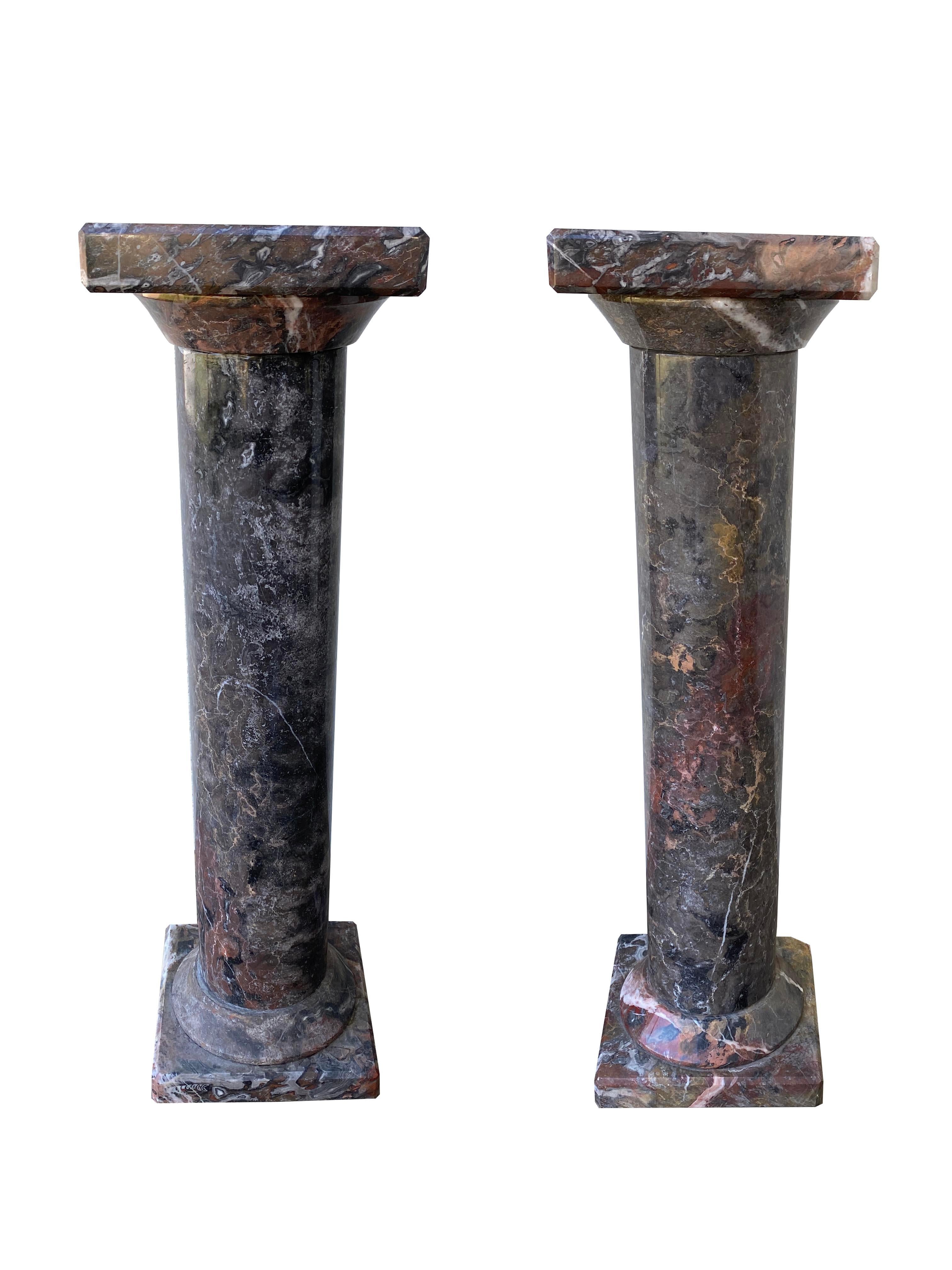 Paire de hauts piédestaux à colonnes en marbre Bon état - En vente à Scottsdale, AZ