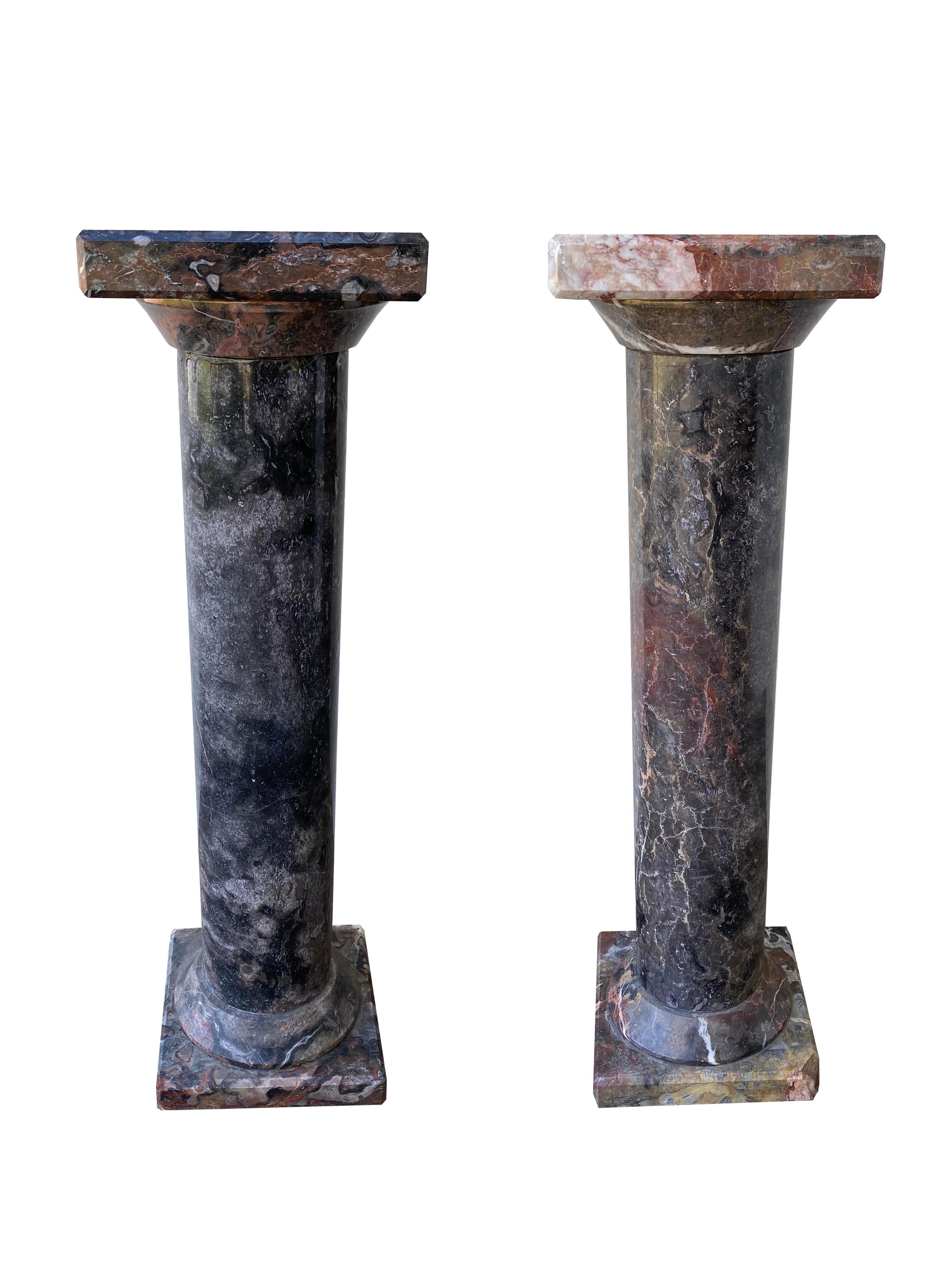 20ième siècle Paire de hauts piédestaux à colonnes en marbre en vente
