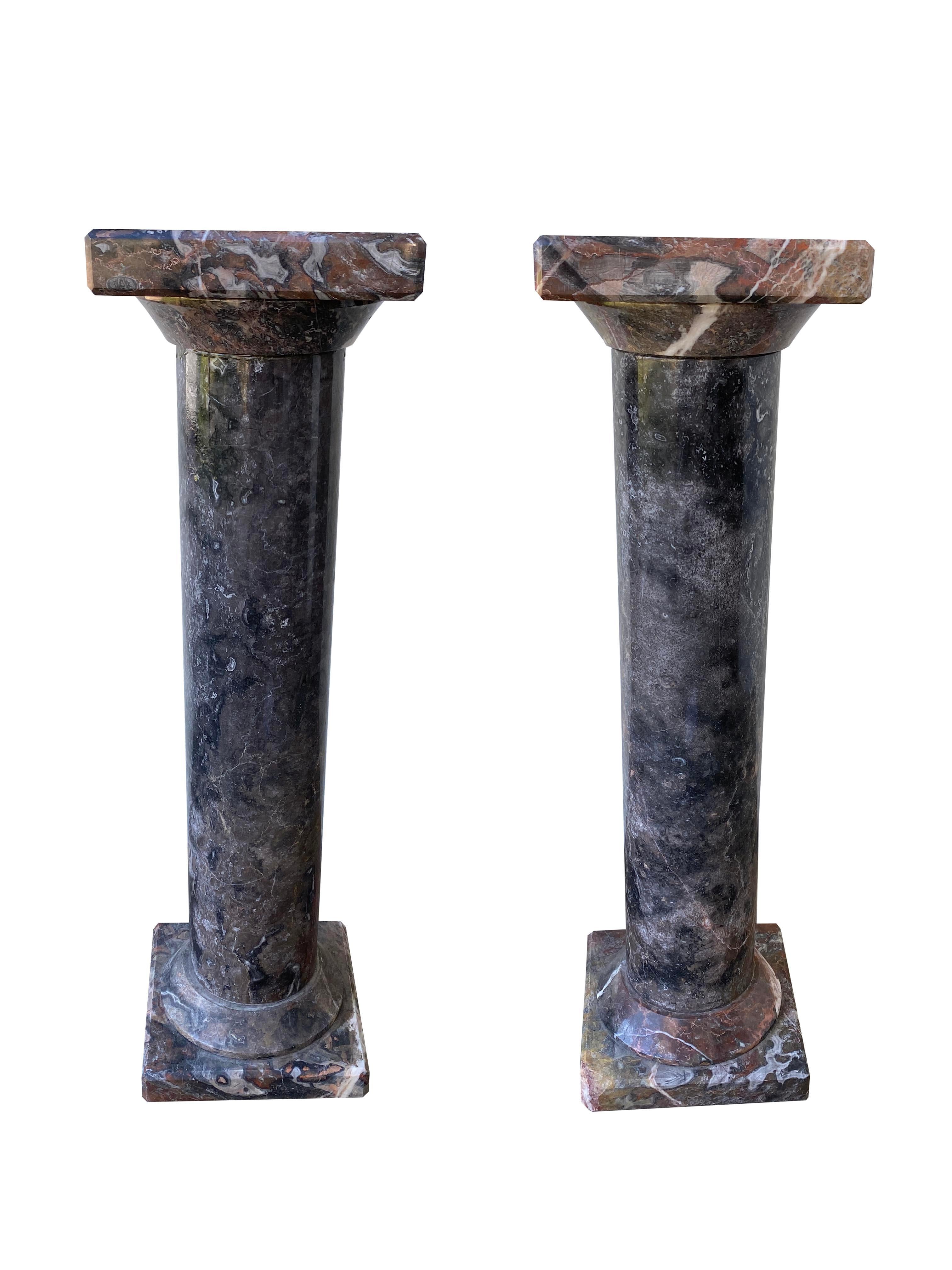 Marbre Paire de hauts piédestaux à colonnes en marbre en vente