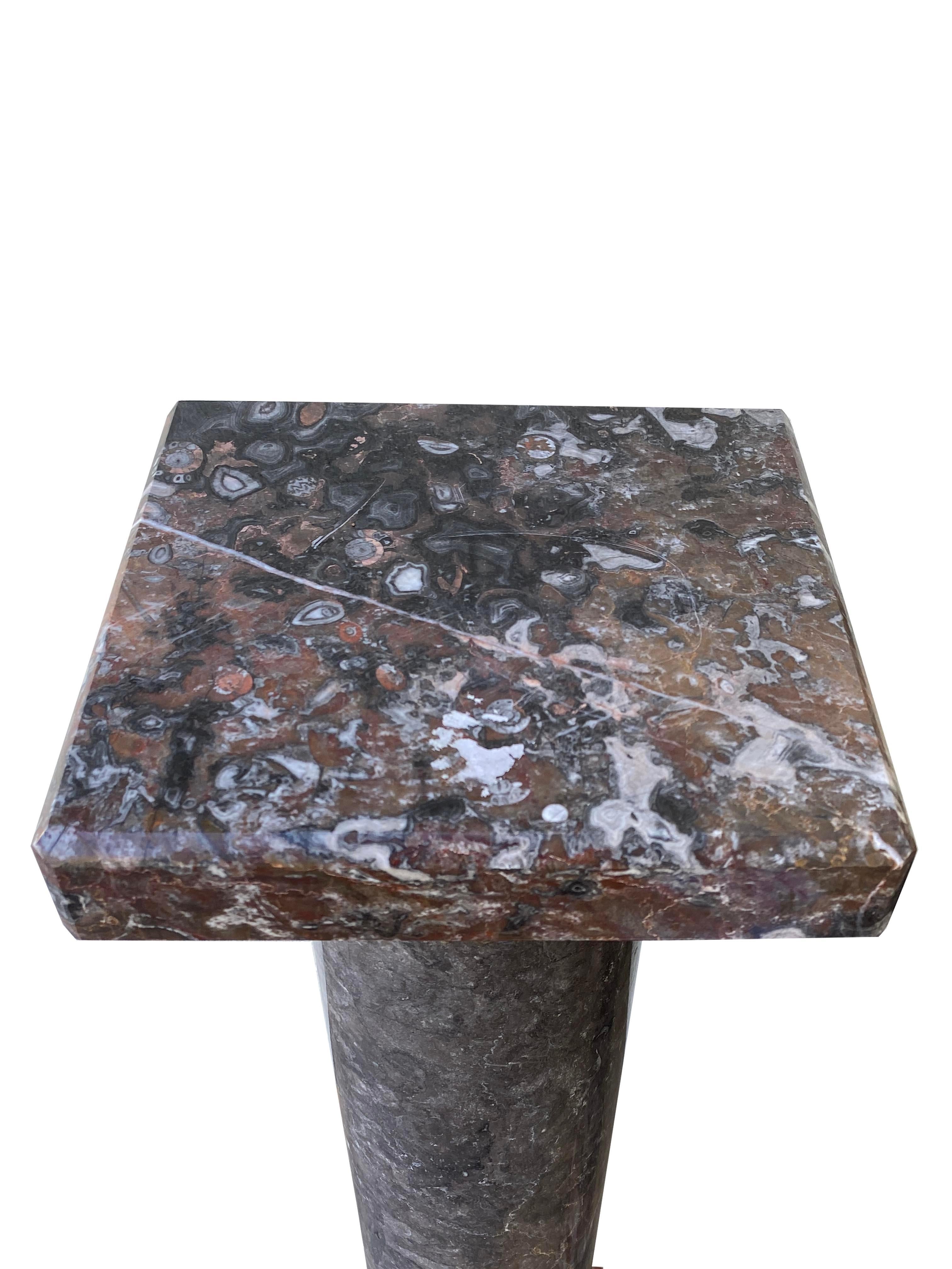 Paire de hauts piédestaux à colonnes en marbre en vente 1