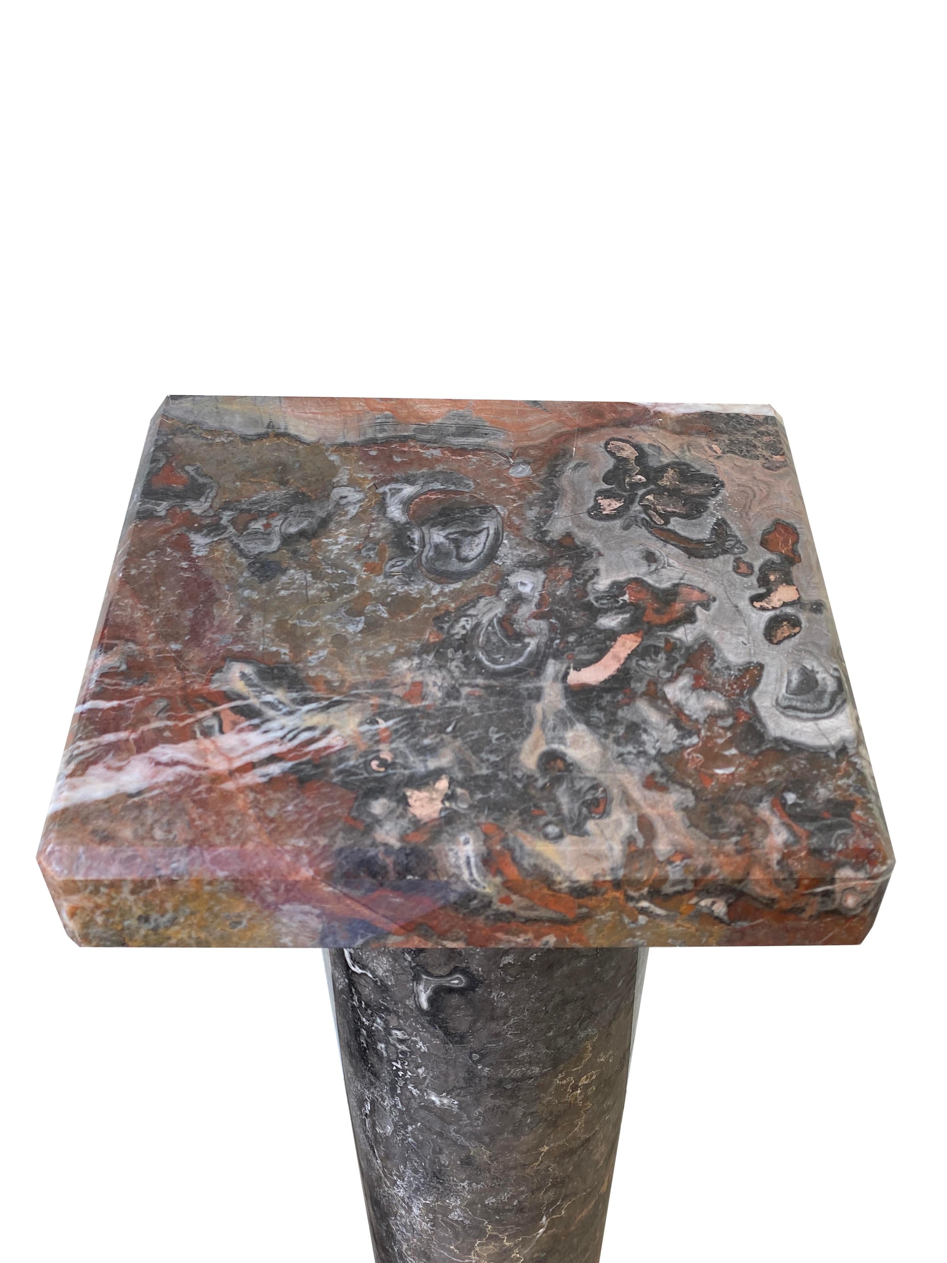 Paire de hauts piédestaux à colonnes en marbre en vente 2