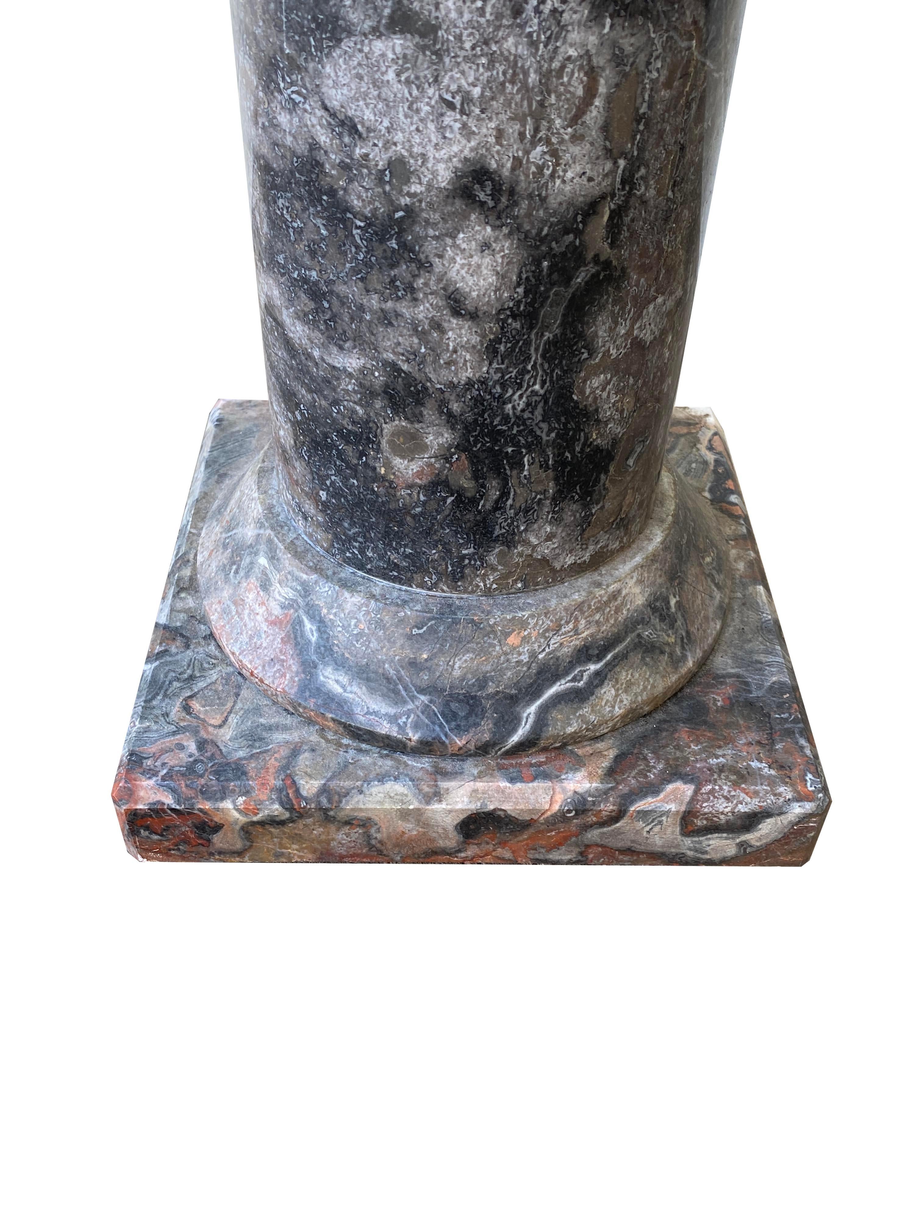 Paire de hauts piédestaux à colonnes en marbre en vente 3