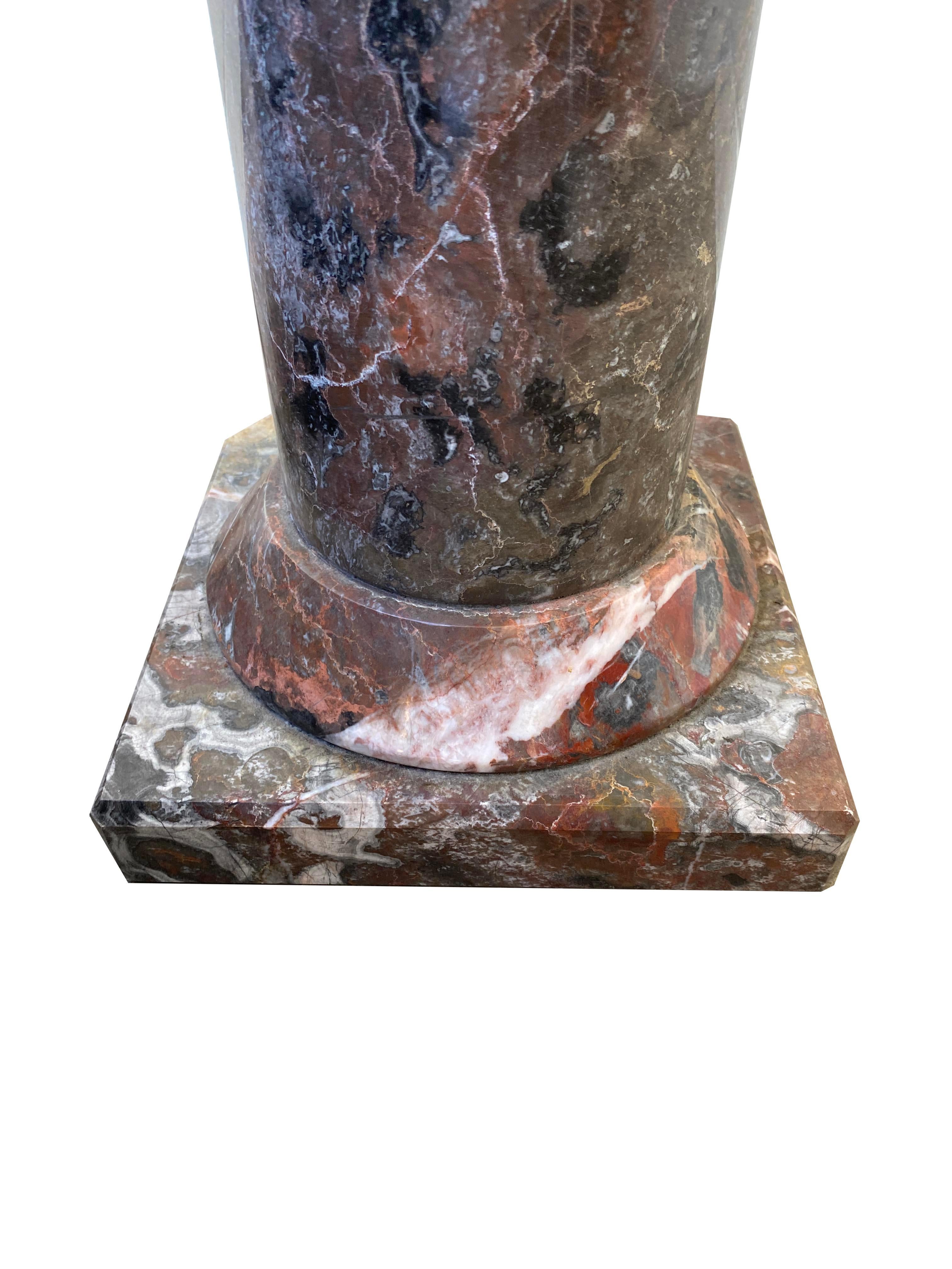 Paire de hauts piédestaux à colonnes en marbre en vente 4