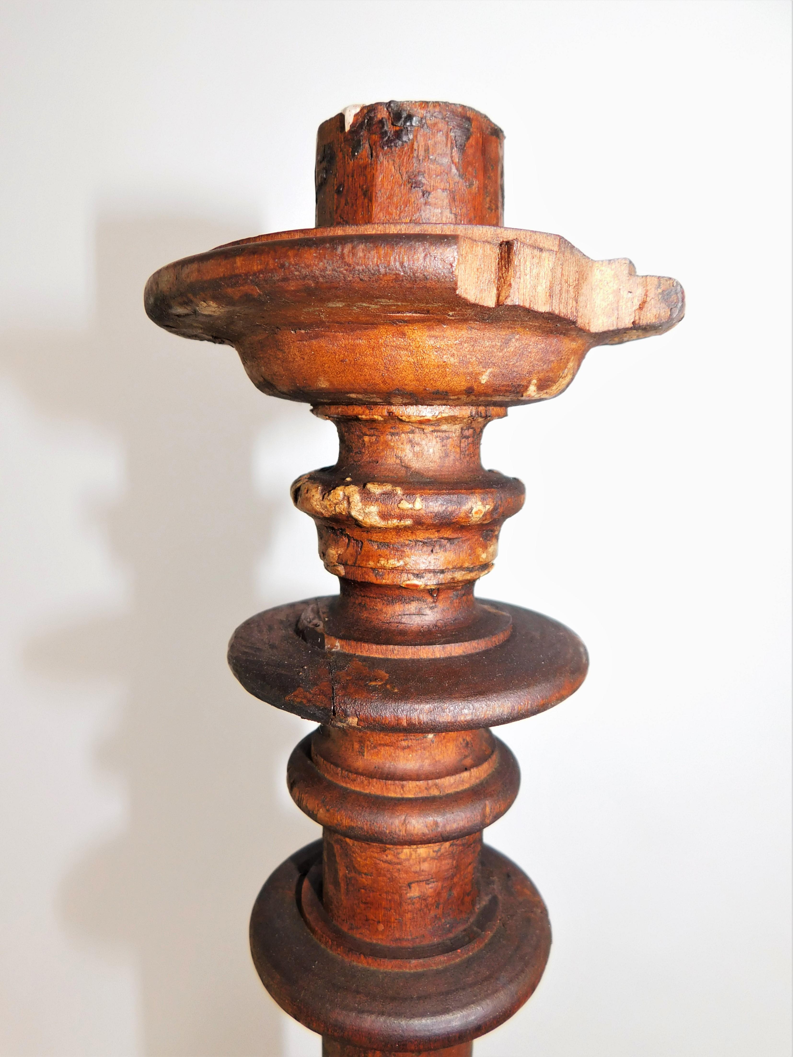 Paar hohe traditionelle rustikale Holz-Kerzenständer aus der Mitte des 19. Jahrhunderts im Angebot 7