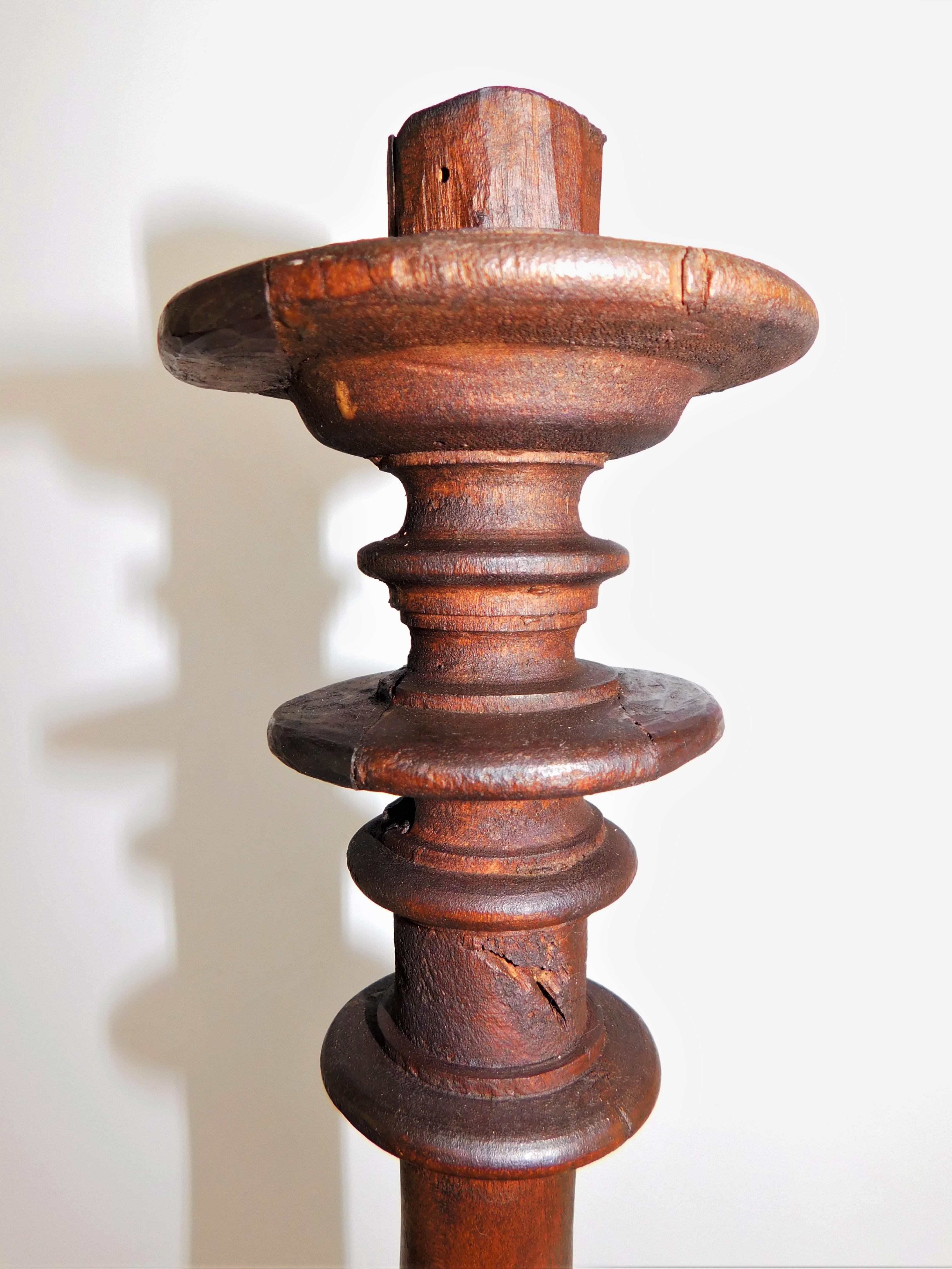 Paar hohe traditionelle rustikale Holz-Kerzenständer aus der Mitte des 19. Jahrhunderts im Angebot 8