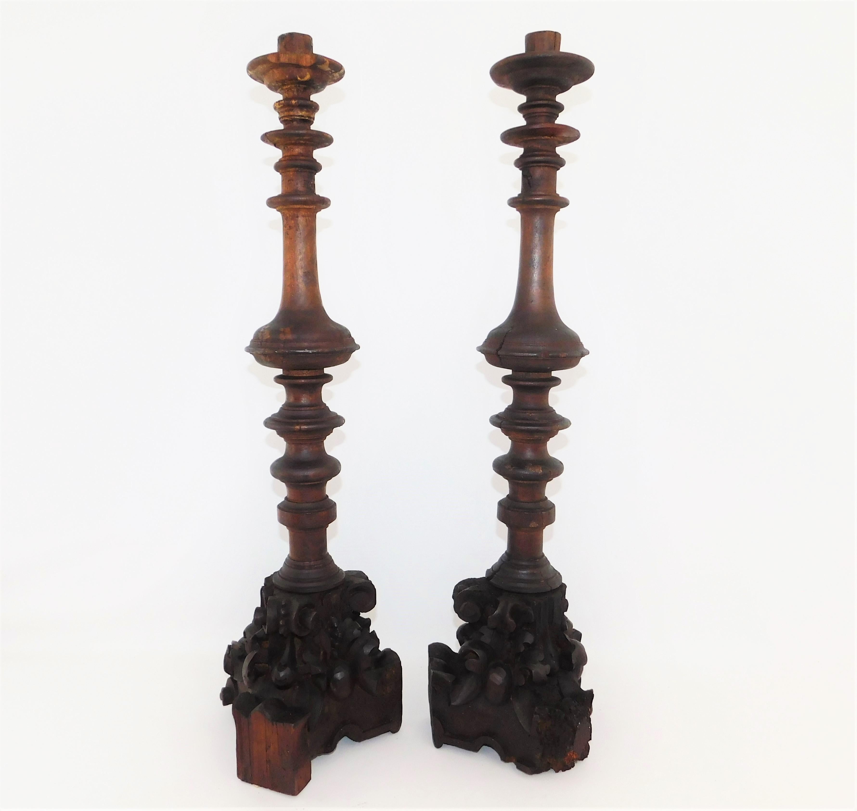 Paire de grands bougeoirs rustiques traditionnels en bois du milieu du XIXe siècle en vente 8