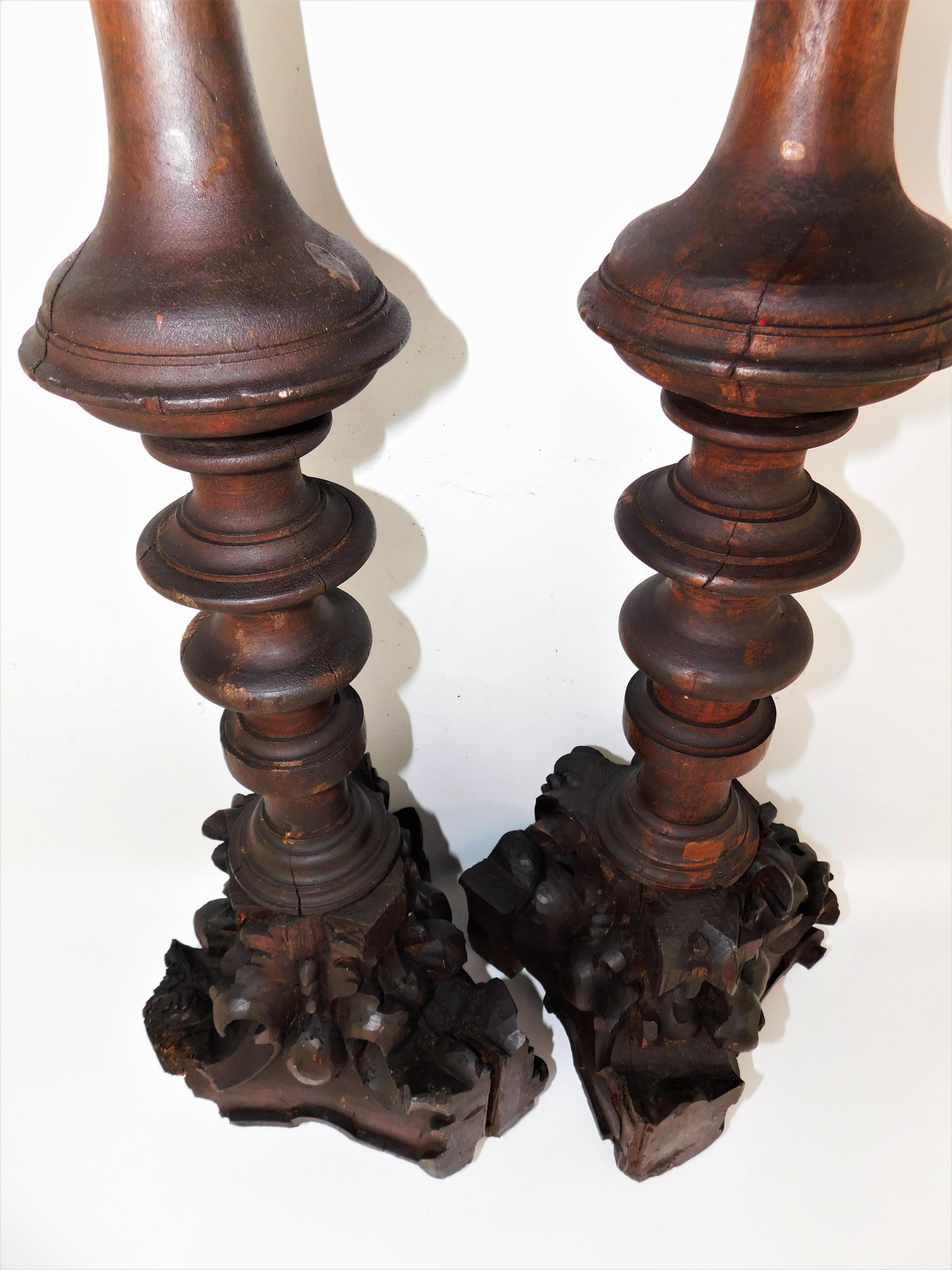 Paire de grands bougeoirs rustiques traditionnels en bois du milieu du XIXe siècle en vente 9