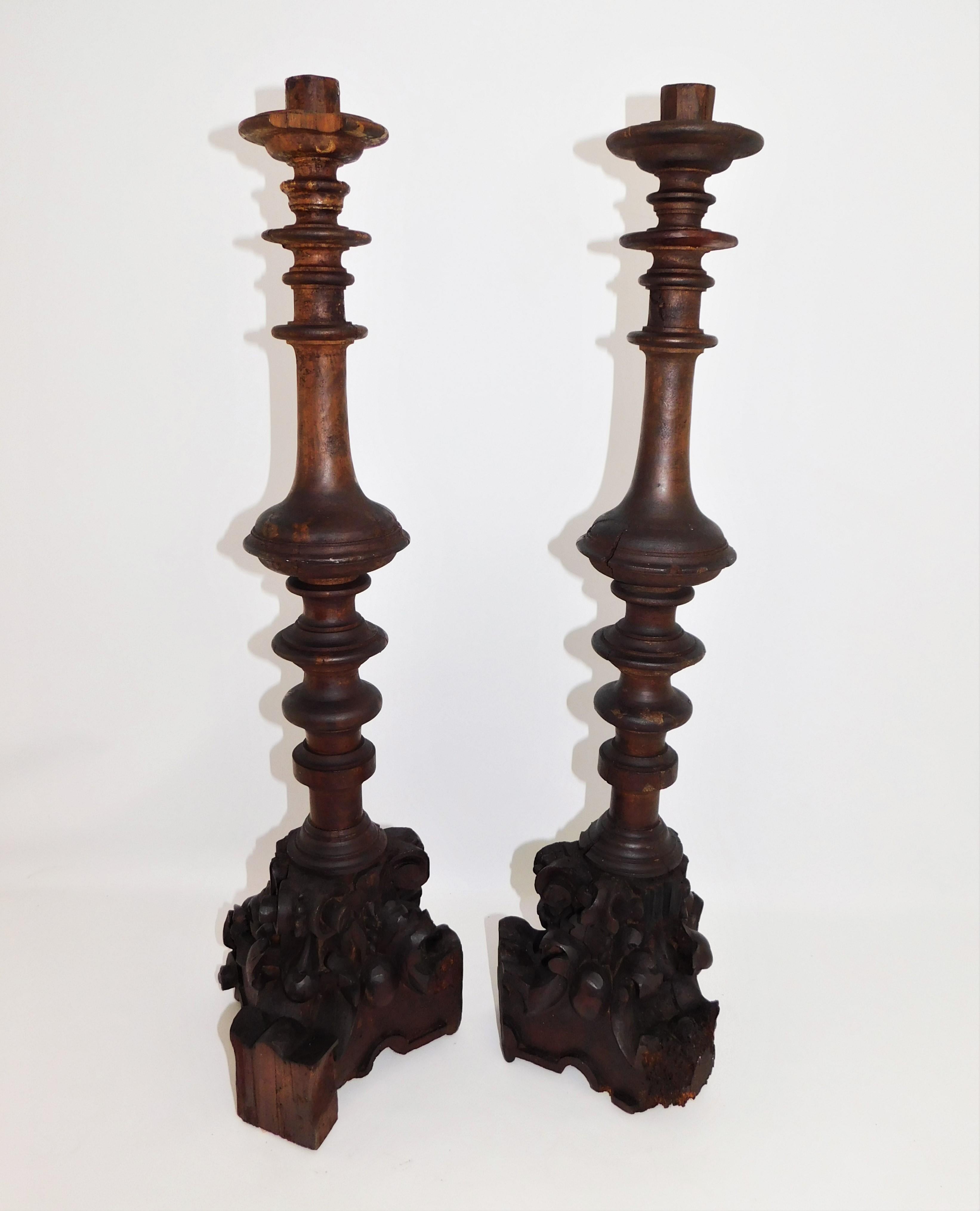 Début de l'époque victorienne Paire de grands bougeoirs rustiques traditionnels en bois du milieu du XIXe siècle en vente