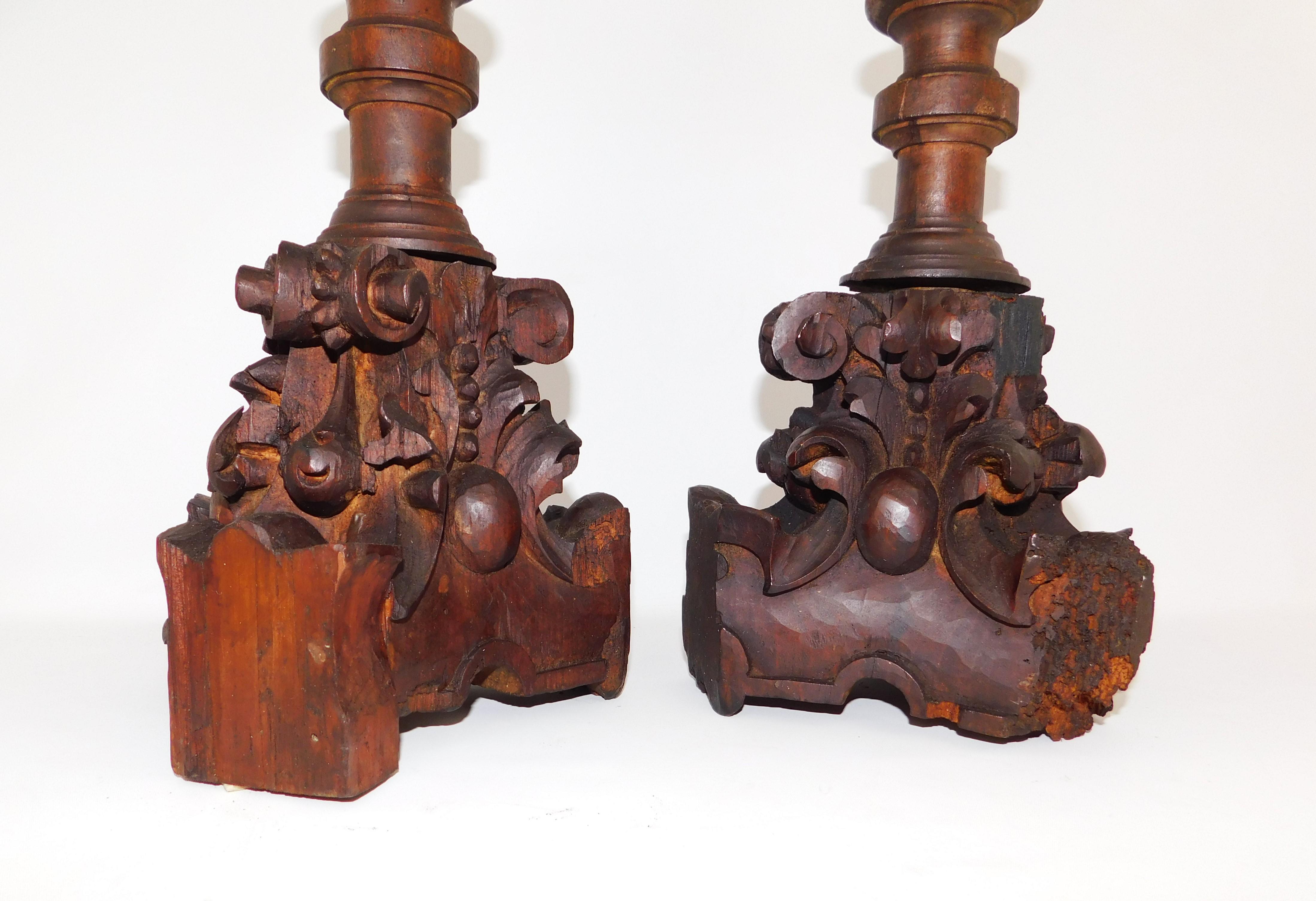 Français Paire de grands bougeoirs rustiques traditionnels en bois du milieu du XIXe siècle en vente