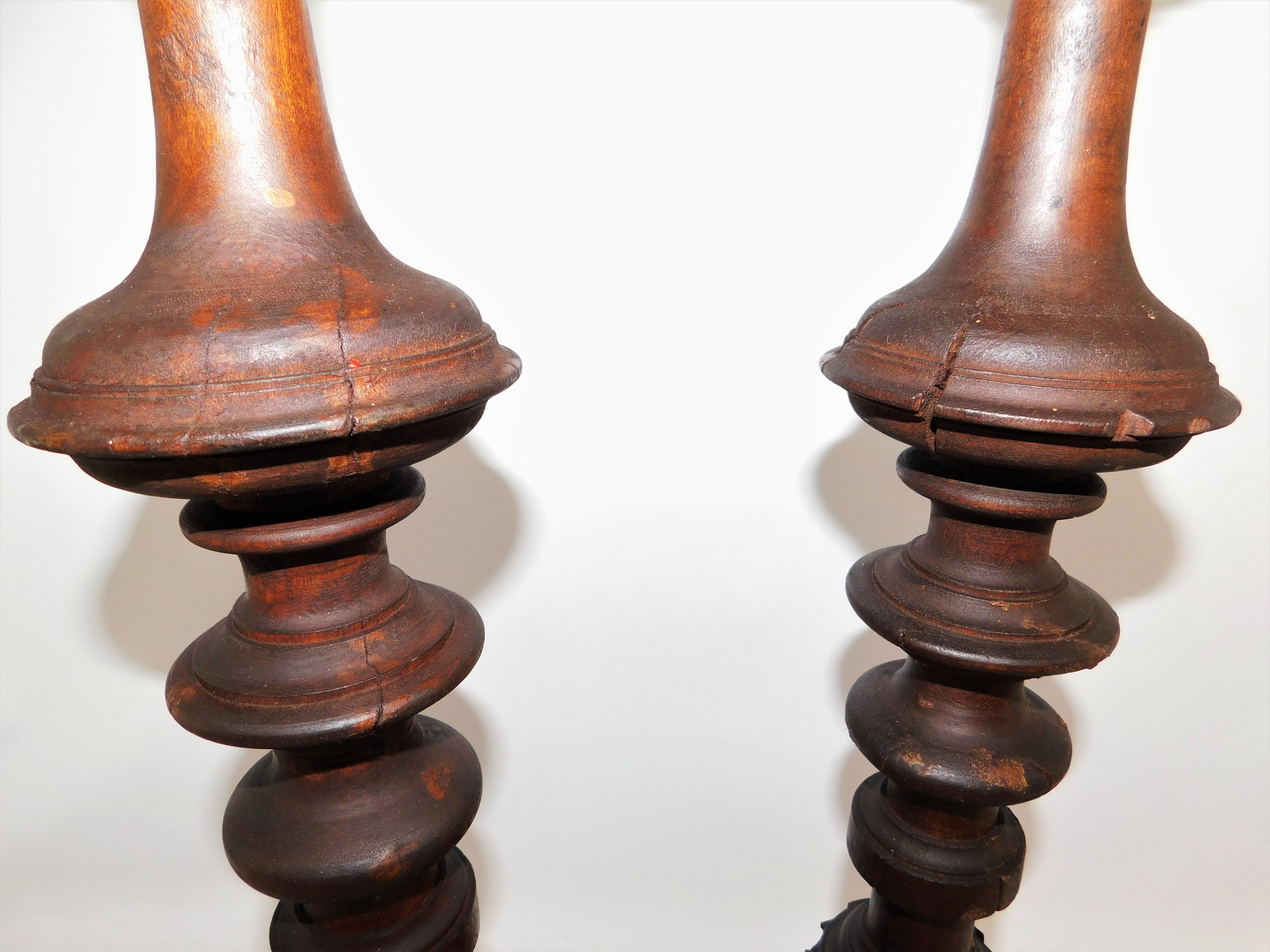 Sculpté à la main Paire de grands bougeoirs rustiques traditionnels en bois du milieu du XIXe siècle en vente