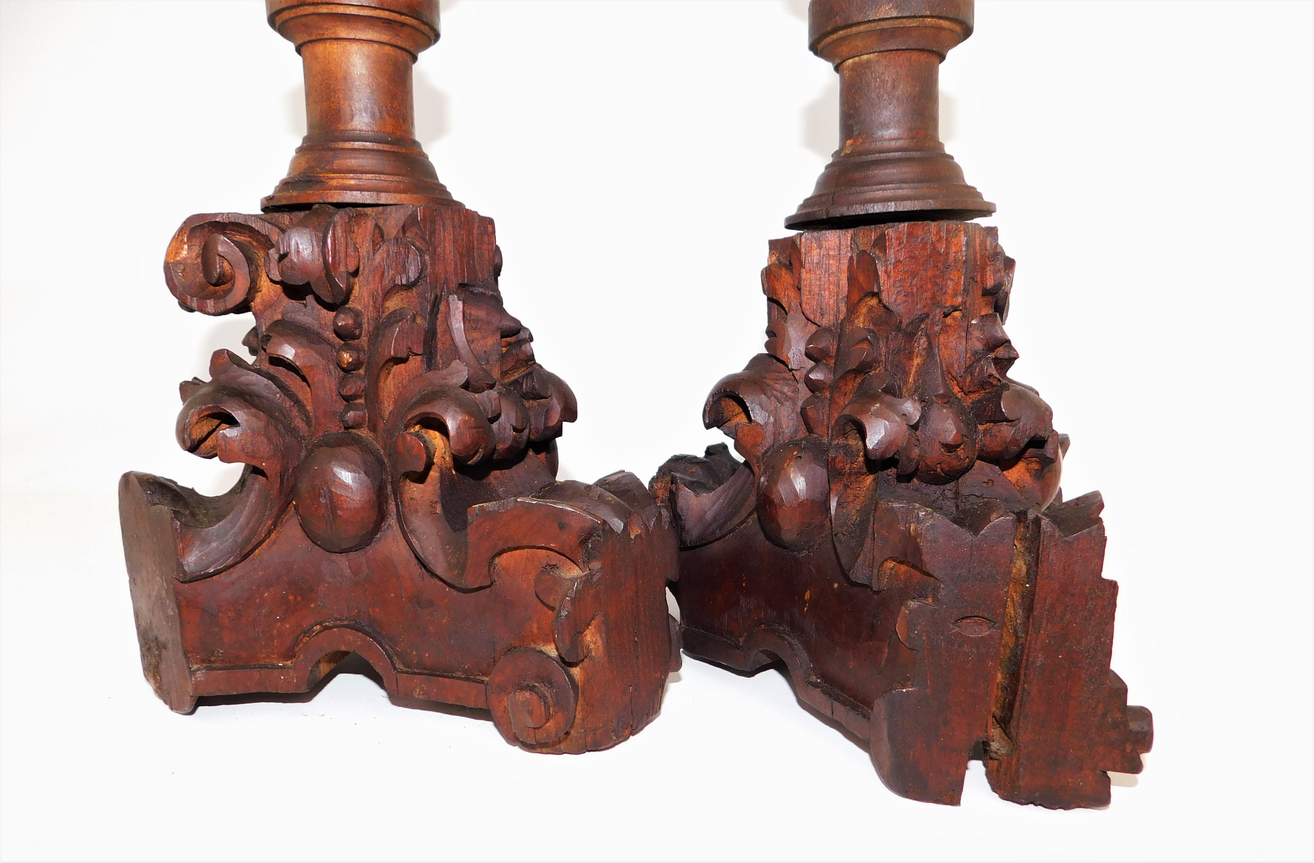Paar hohe traditionelle rustikale Holz-Kerzenständer aus der Mitte des 19. Jahrhunderts im Zustand „Starke Gebrauchsspuren“ im Angebot in Hamilton, Ontario