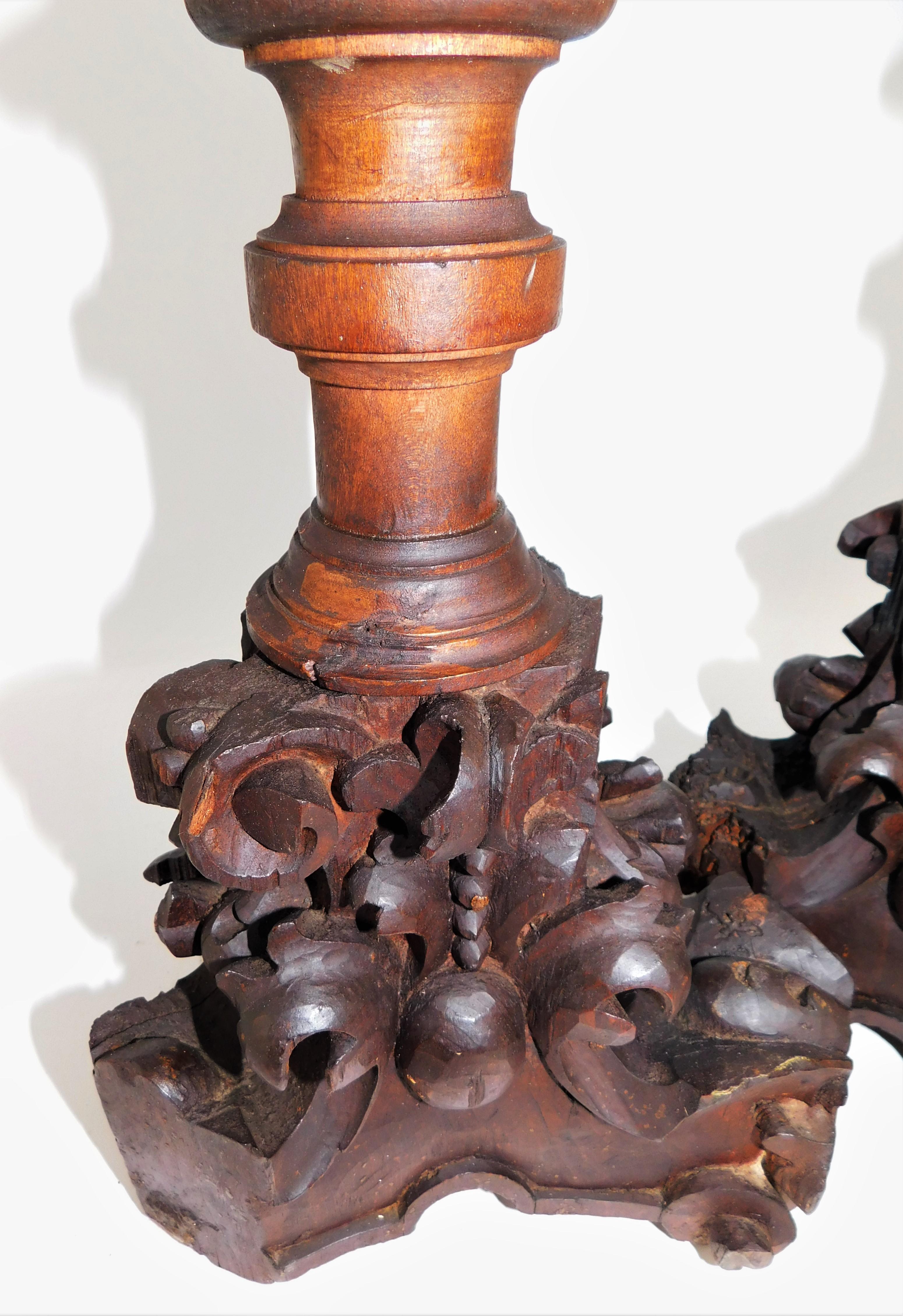 Bois Paire de grands bougeoirs rustiques traditionnels en bois du milieu du XIXe siècle en vente