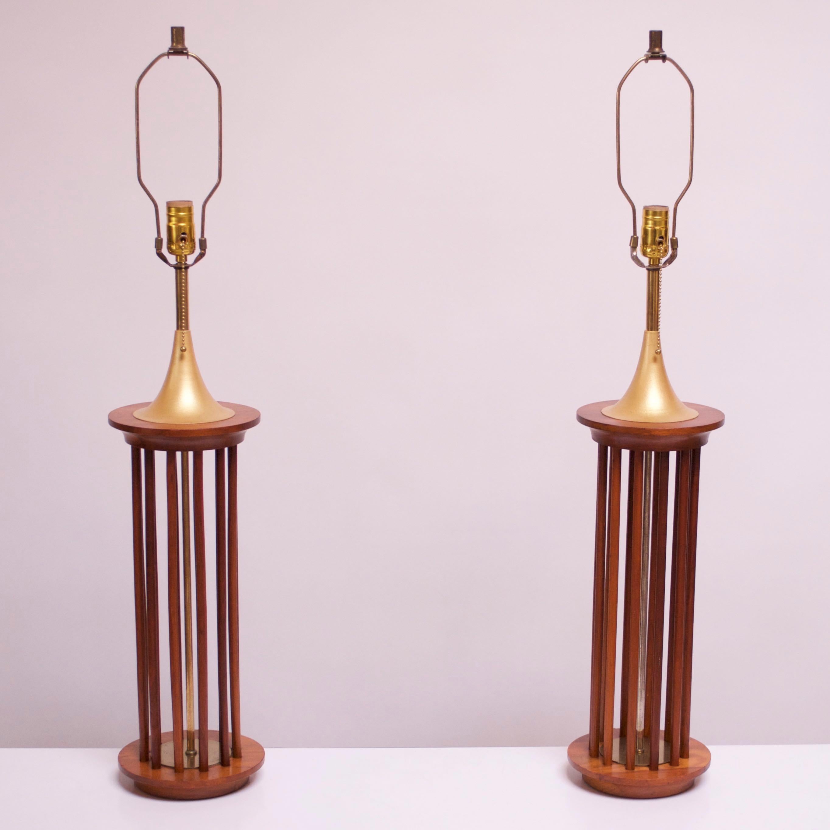 Coppia di lampade da tavolo alte in legno di noce e ottone della modernità americana di metà secolo in vendita 9